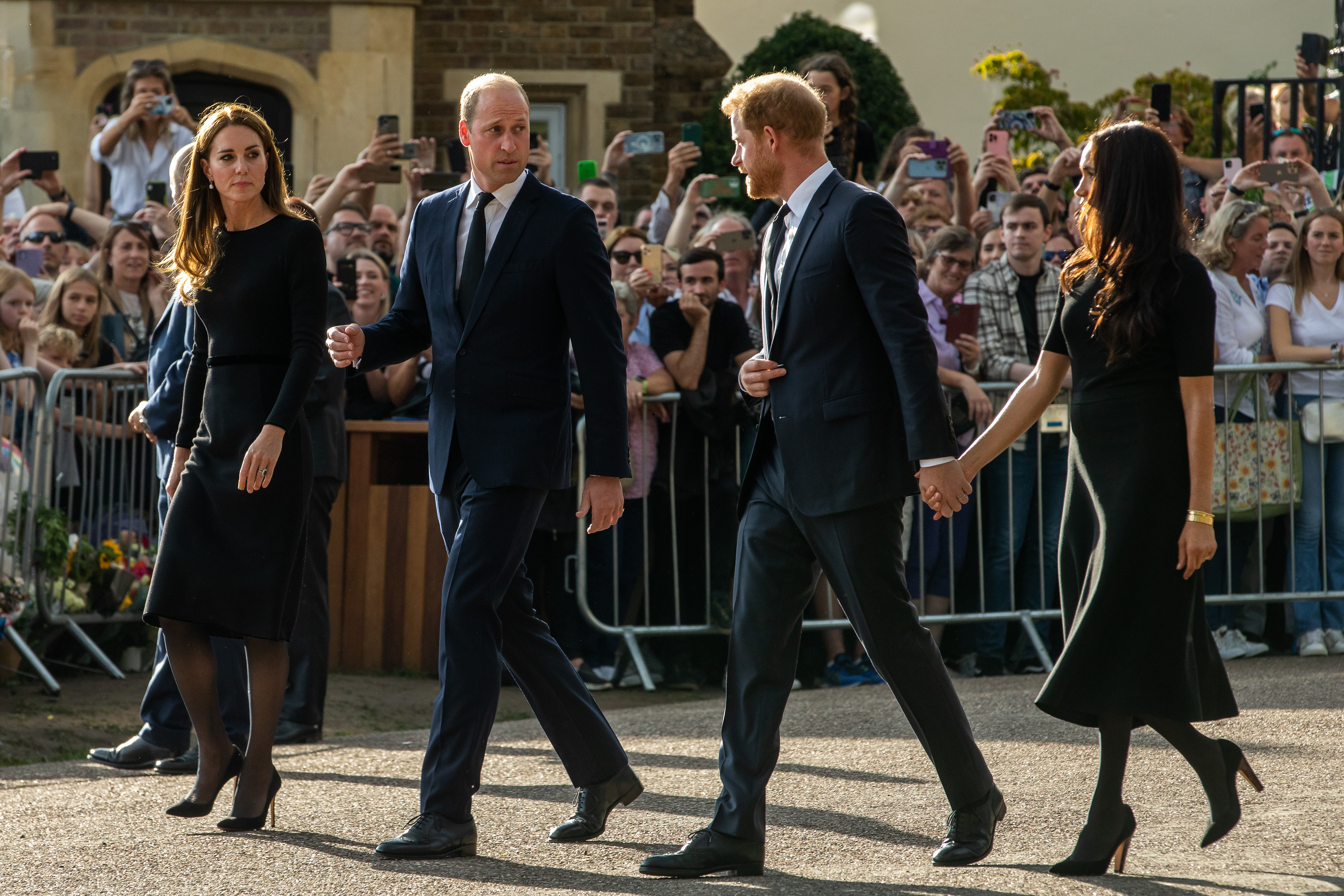 Prinz William, Prinzessin Catherine, Prinz Harry und Meghan Markle bei einem Rundgang auf Schloss Windsor am 10. September 2022 | Quelle: Getty Images