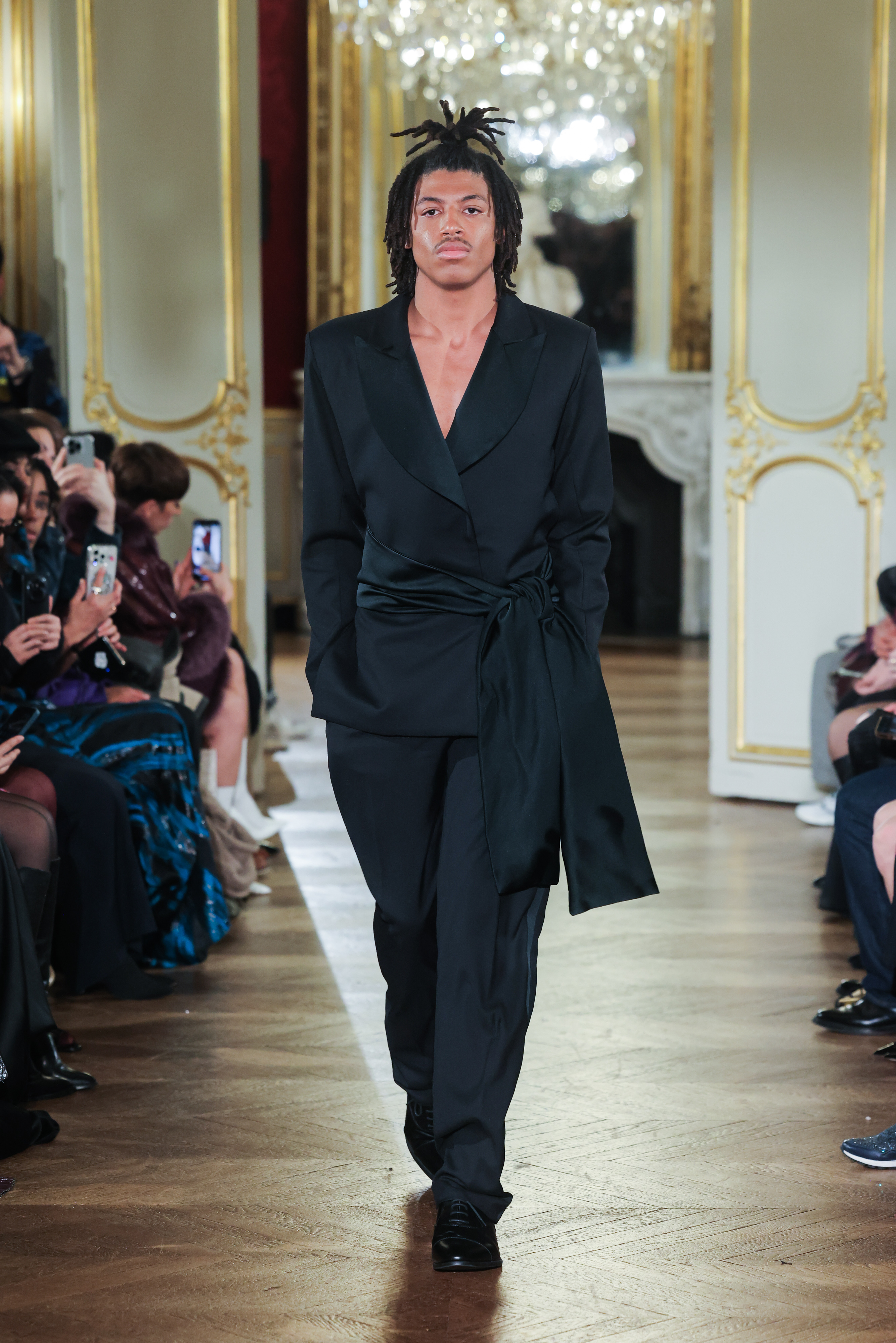 Henry Samuel läuft während der Pariser Modewoche über den Laufsteg und feiert damit sein Laufsteg-Debüt in einem schwarzen, maßgeschneiderten Outfit. | Quelle: Getty Images