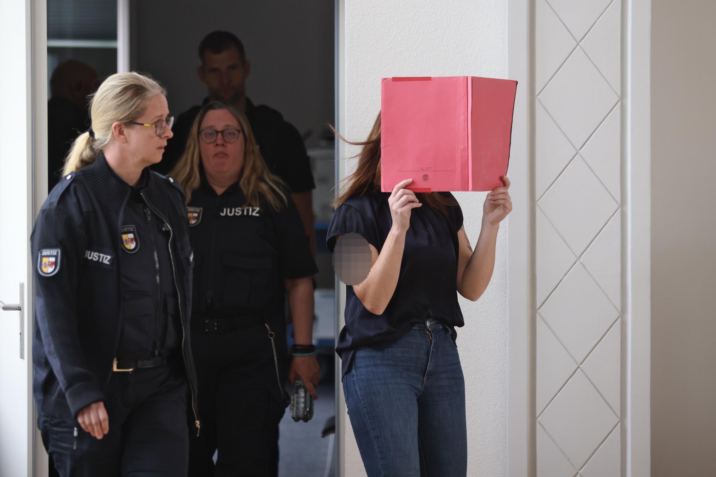 Die Angeklagte betritt am 9. Juli 2026 den Gerichtssaal | Quelle: Getty Images