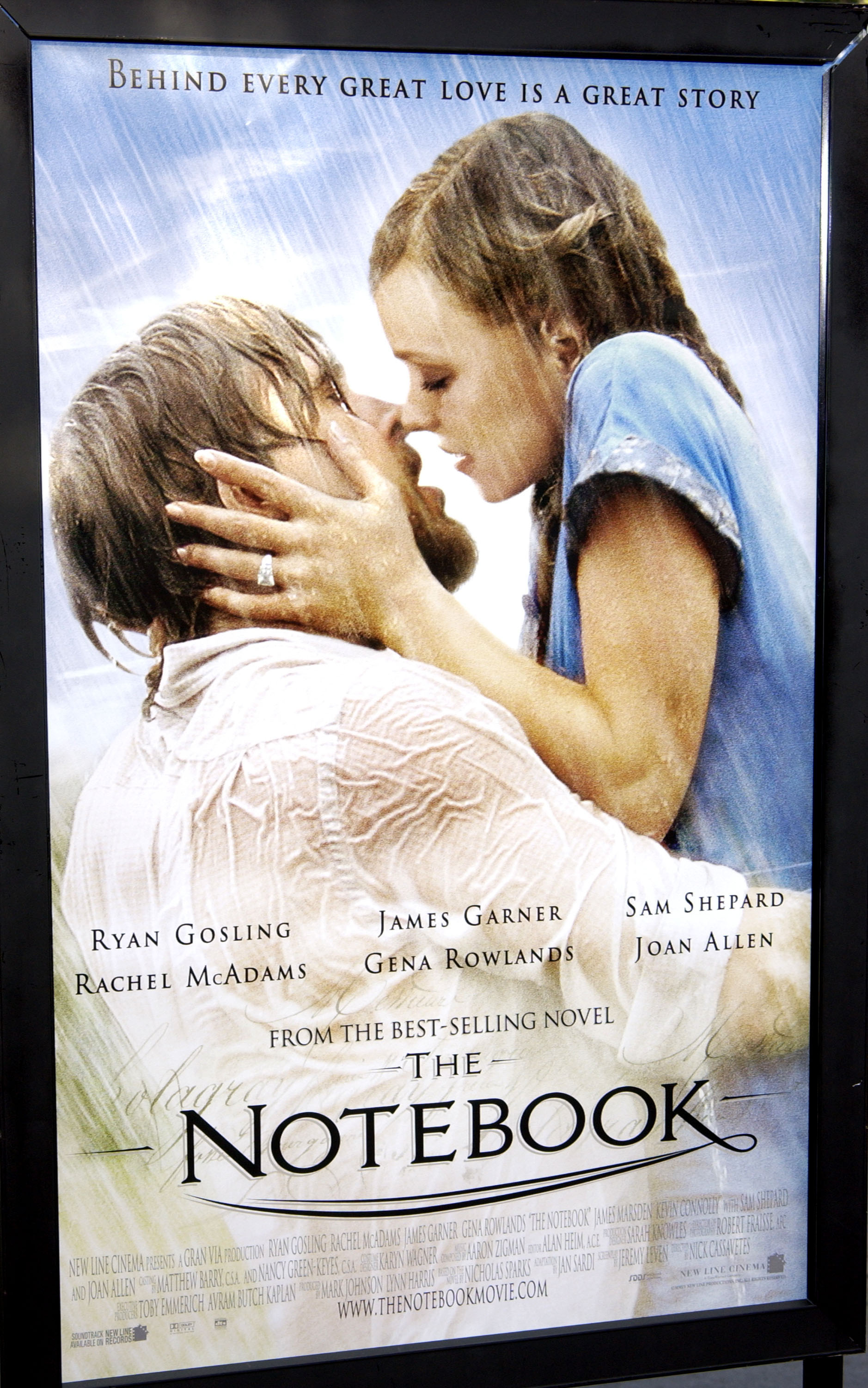 "The Notebook"-Filmplakat während der "The Notebook" New Line Cinema Los Angeles Premiere im Mann Village Theatre in Westwood, Kalifornien | Quelle: Getty Images