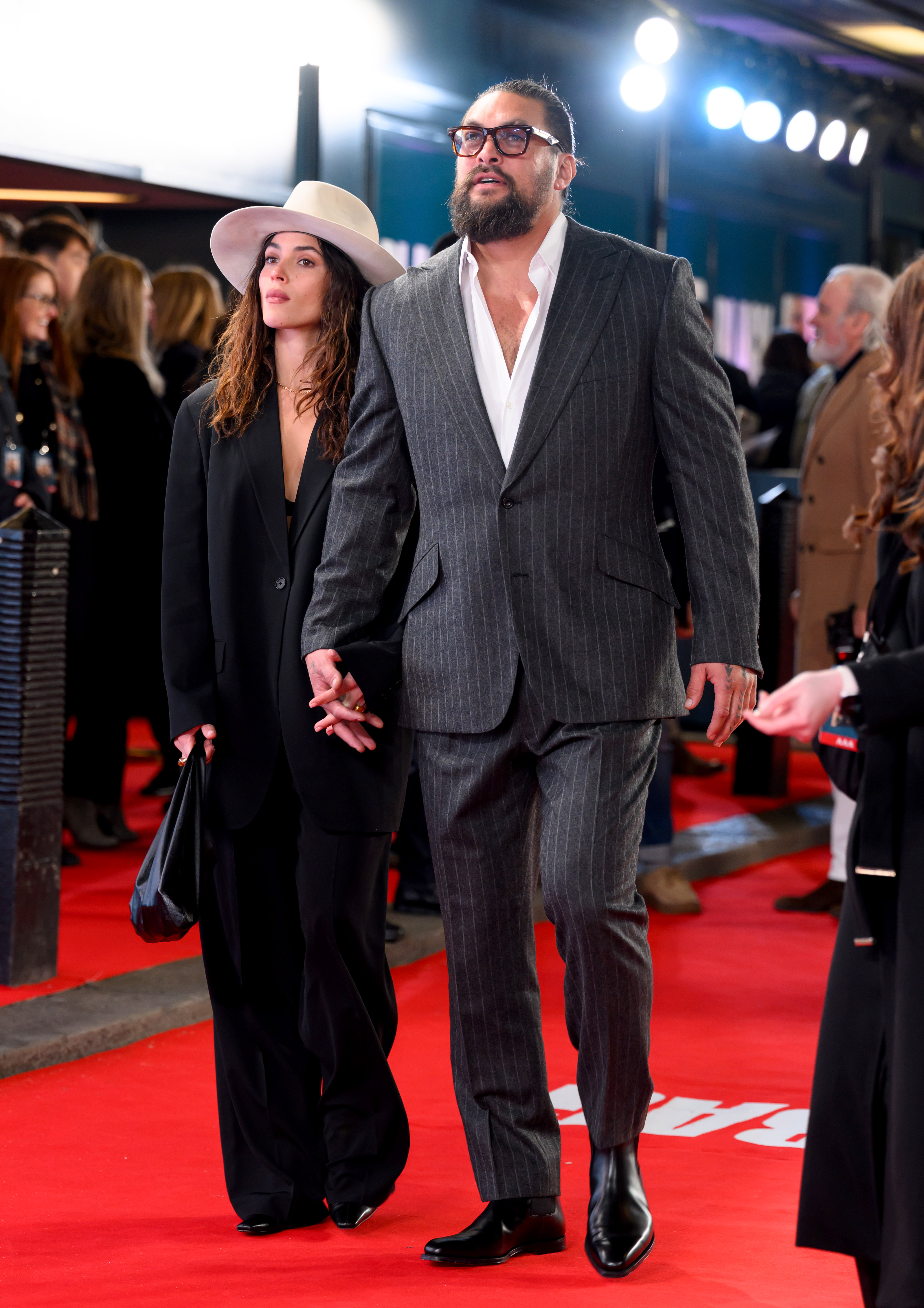 Adria Arjona und Jason Momoa. | Quelle: Getty Images