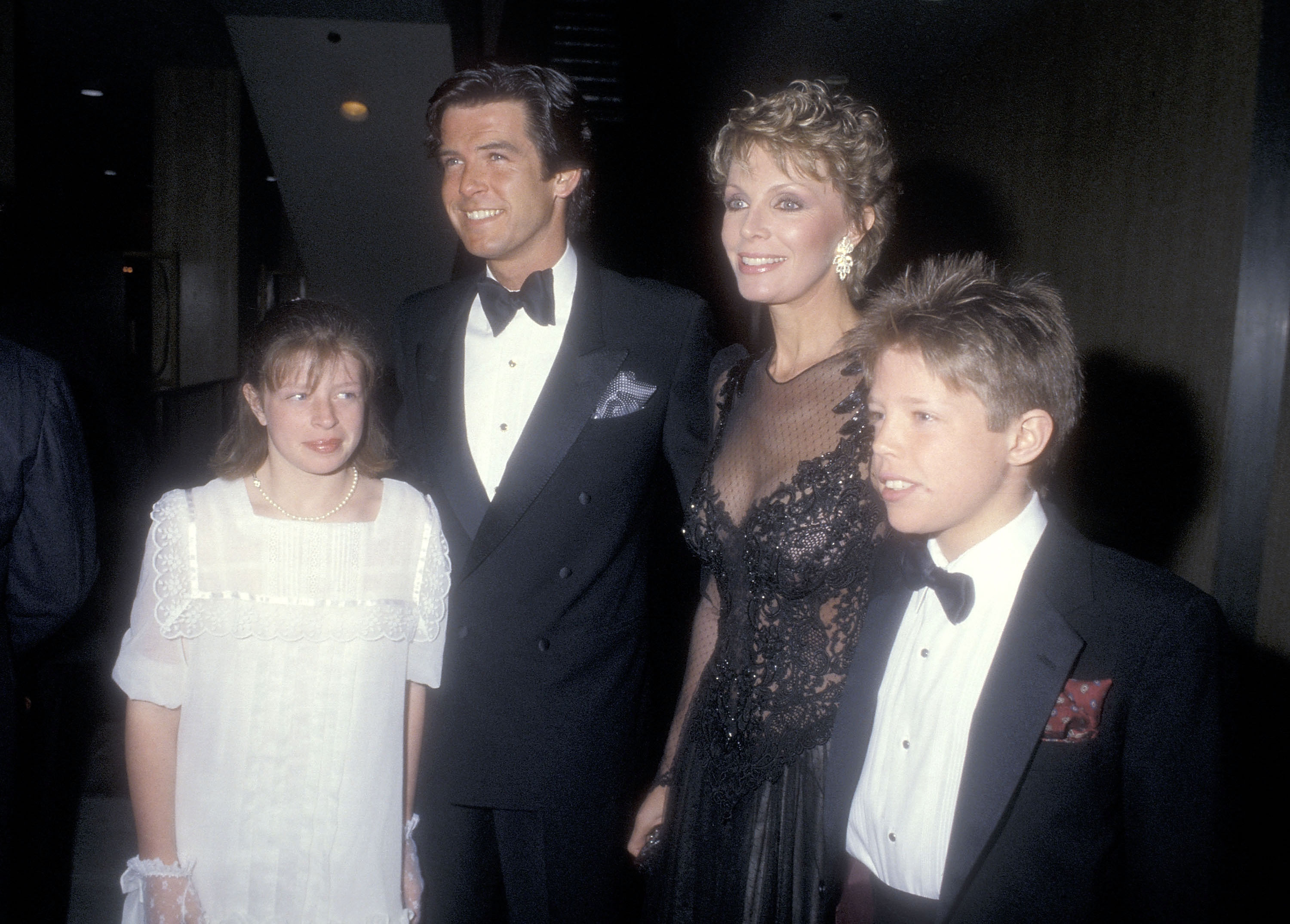 Pierce Brosnan, Cassandra Harris, Charlotte Brosnan und Christopher Brosnan bei der Premiere von "Cats" am 11. Januar 1985 in Century City, Kalifornien. | Quelle: Getty Images