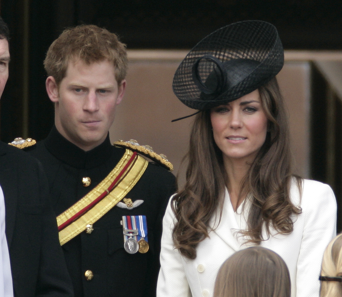 Prinz Harry und die Prinzessin von Wales im Buckingham Palace im Jahr 2011 | Quelle: Getty Images