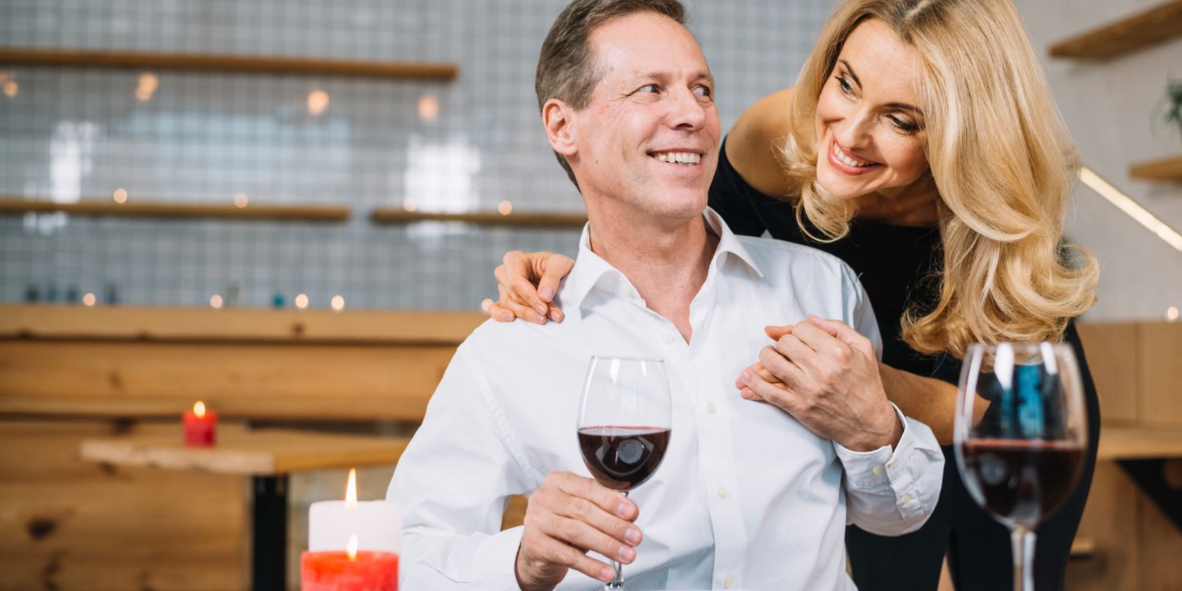 Ein Paar, das gemeinsam ein romantisches Abendessen genießt | Quelle: Magnific