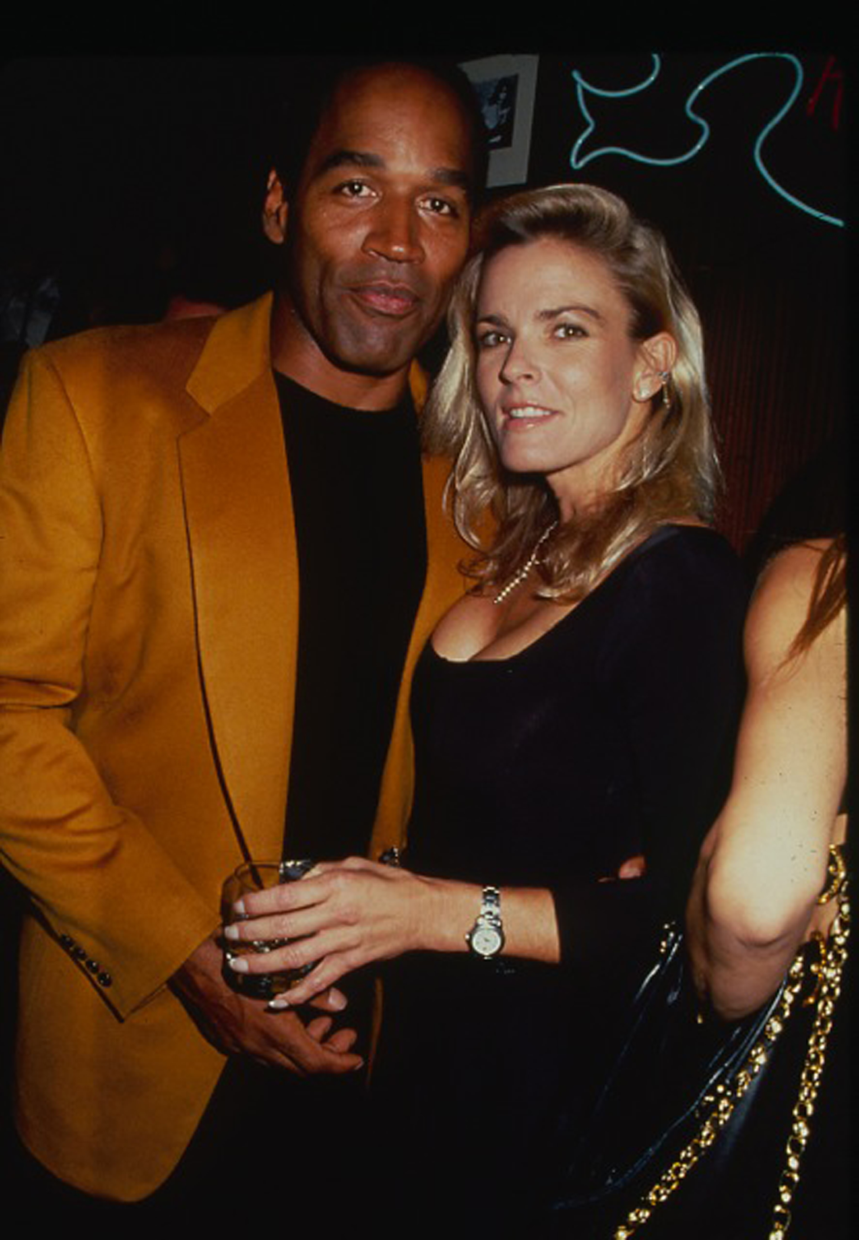 O.J. Simpson und Nicole Brown Simpson auf einer Party im Harley Davidson Cafe im Jahr 1993 in New York. | Quelle: Getty Images