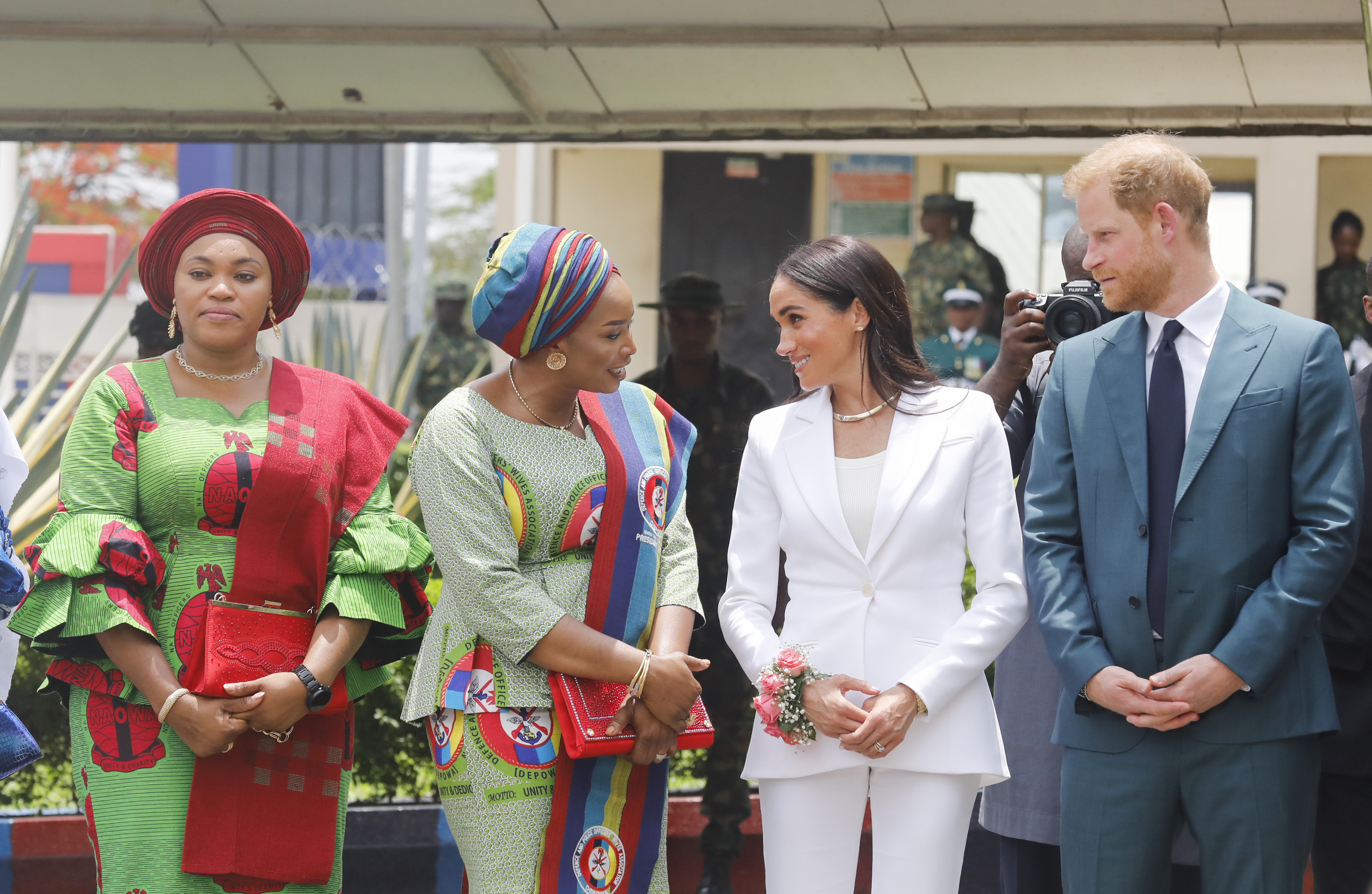 Prinz Harry und Meghan Markle im Verteidigungshauptquartier in Abuja am 10. Mai 2024 in Abuja, Nigeria. | Quelle: Getty Images