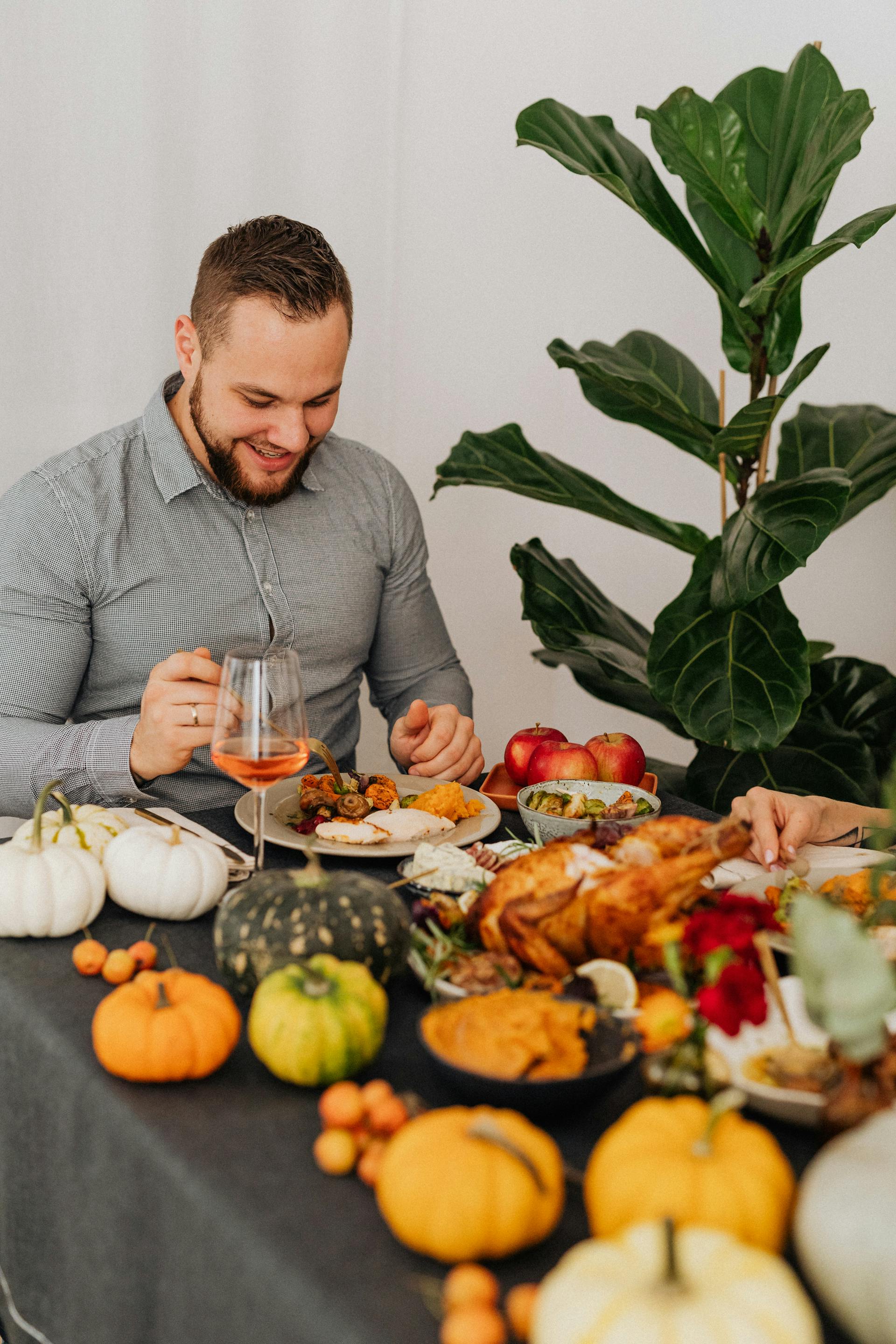 Ein Mann, der sein Abendessen genießt | Quelle: Pexels