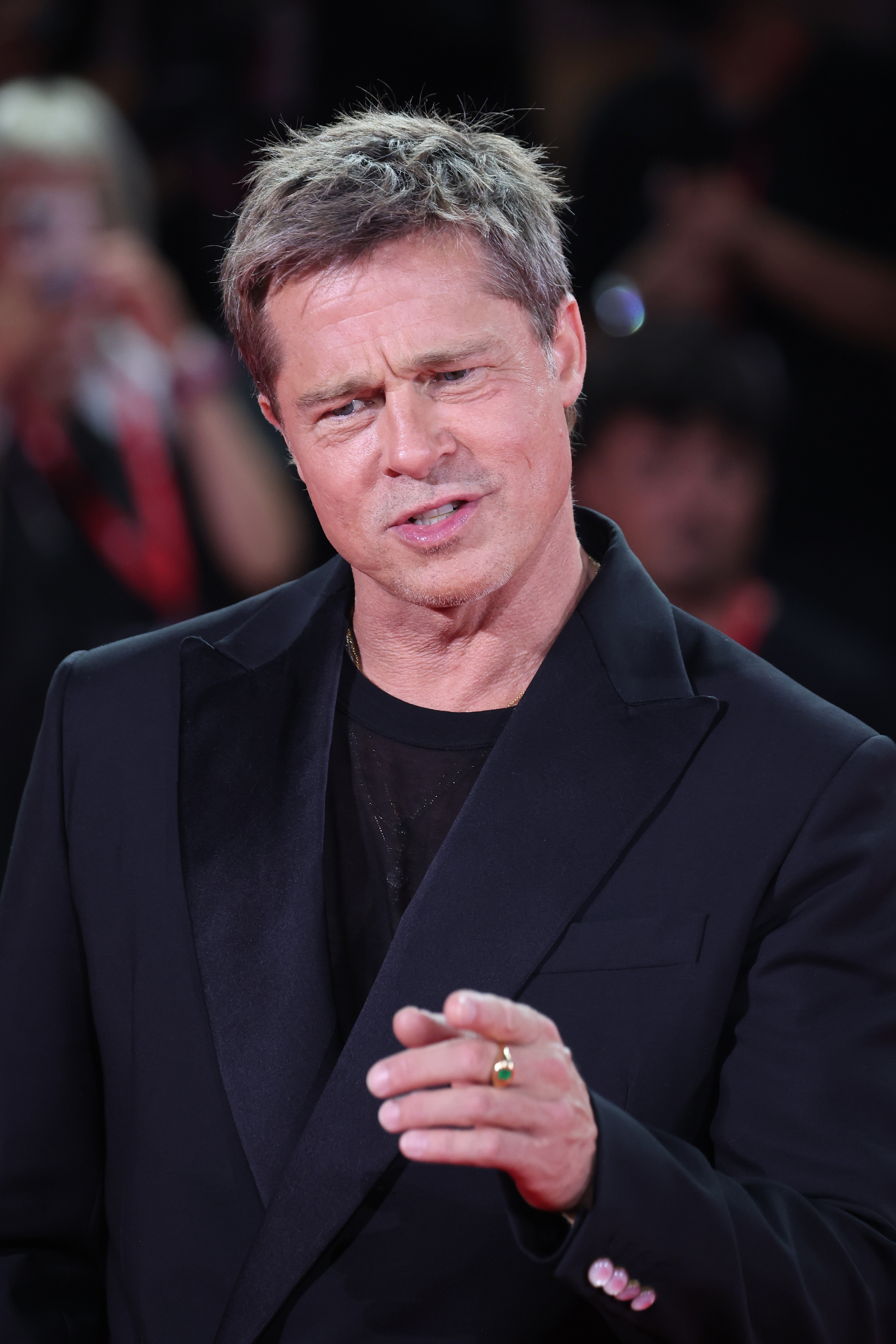 Brad Pitt auf dem roten Teppich der "Wölfe" während der 81. Internationalen Filmfestspiele von Venedig am 1. September 2024 in Italien. | Quelle: Getty Images