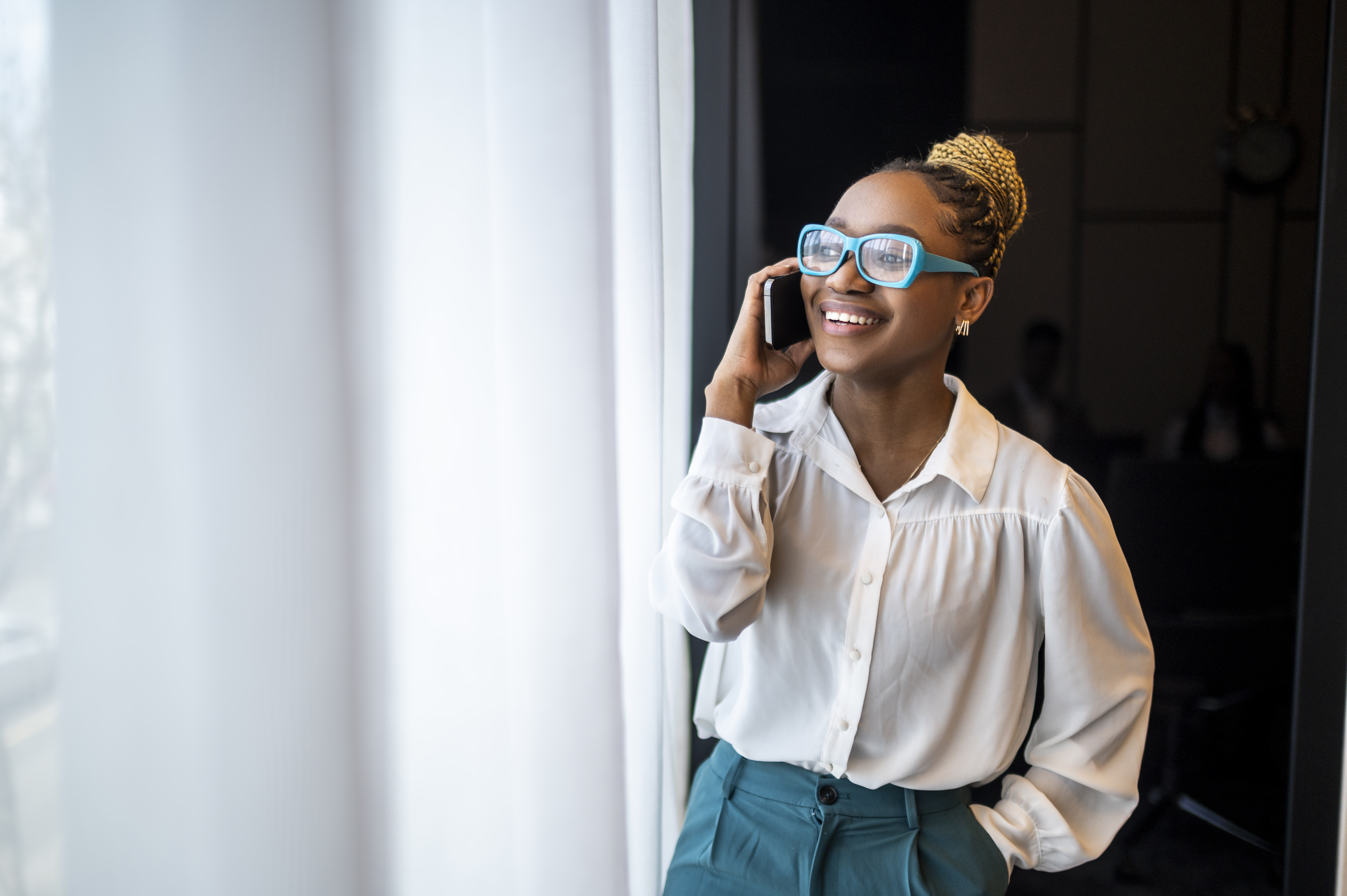 Porträt einer lächelnden schwarzen Unternehmerin beim Telefonieren | Quelle: Getty Images