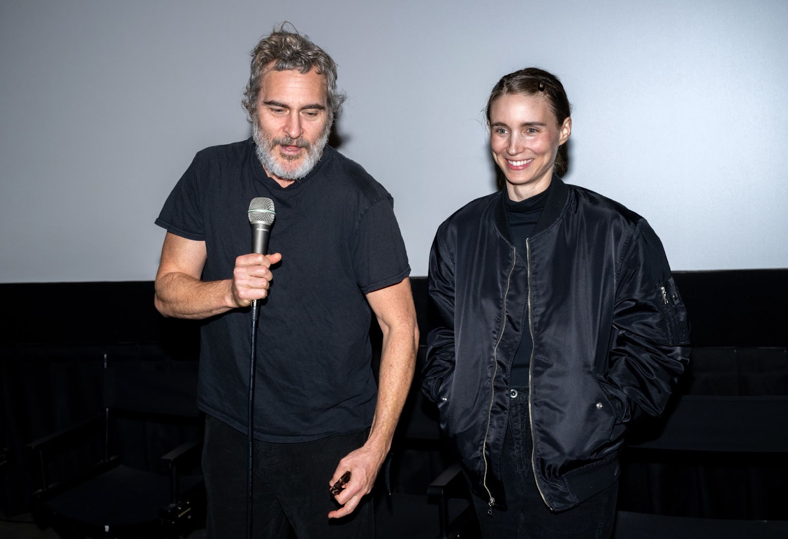 Joaquin Phoenix und Rooney Mara besuchten am 14. Oktober 2023 eine Sondervorführung von "Der Geruch des Geldes" in Los Angeles. Sie lächelten und verbrachten einen entspannten Moment miteinander, der die Wärme und Leichtigkeit ihrer Beziehung unterstrich. | Quelle: Getty Images