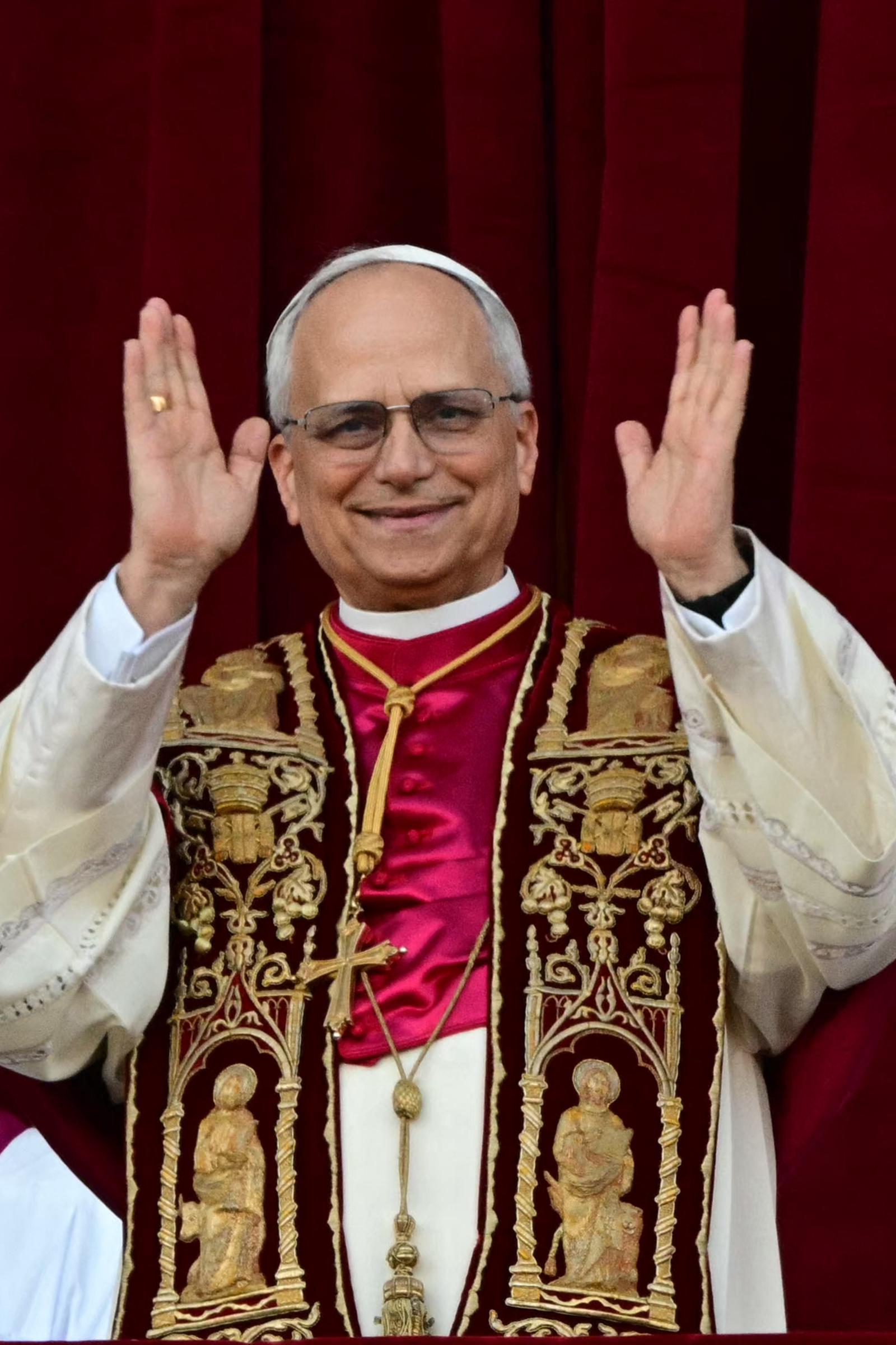Der neu gewählte Papst Leo XIV, Robert Prevost, wendet sich am 8. Mai 2025 zum ersten Mal an die Menge auf der Hauptloggia des Petersdoms. | Quelle: Getty Images