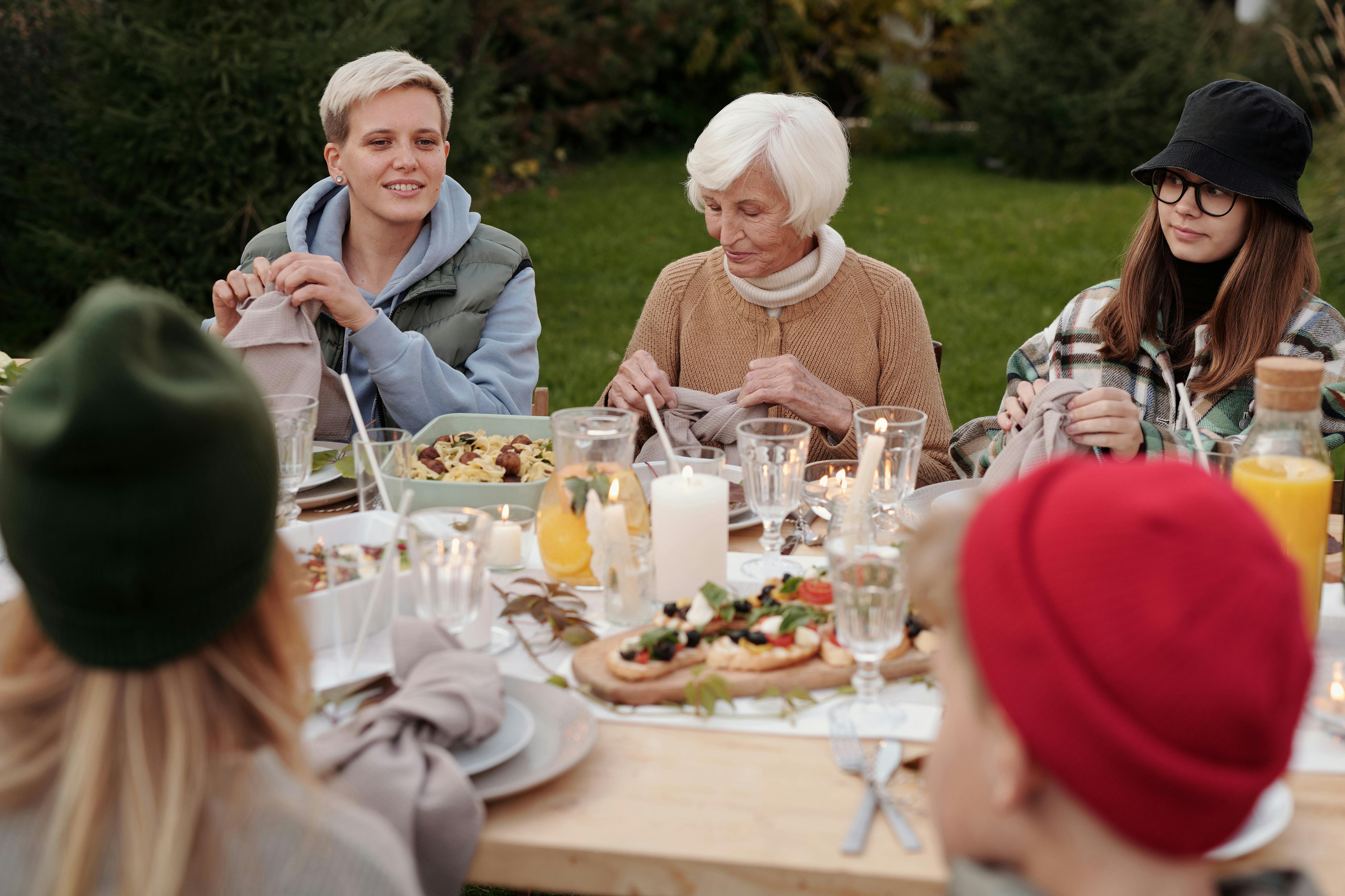 Familienmitglieder versammeln sich zu einer Mahlzeit | Quelle: Pexels