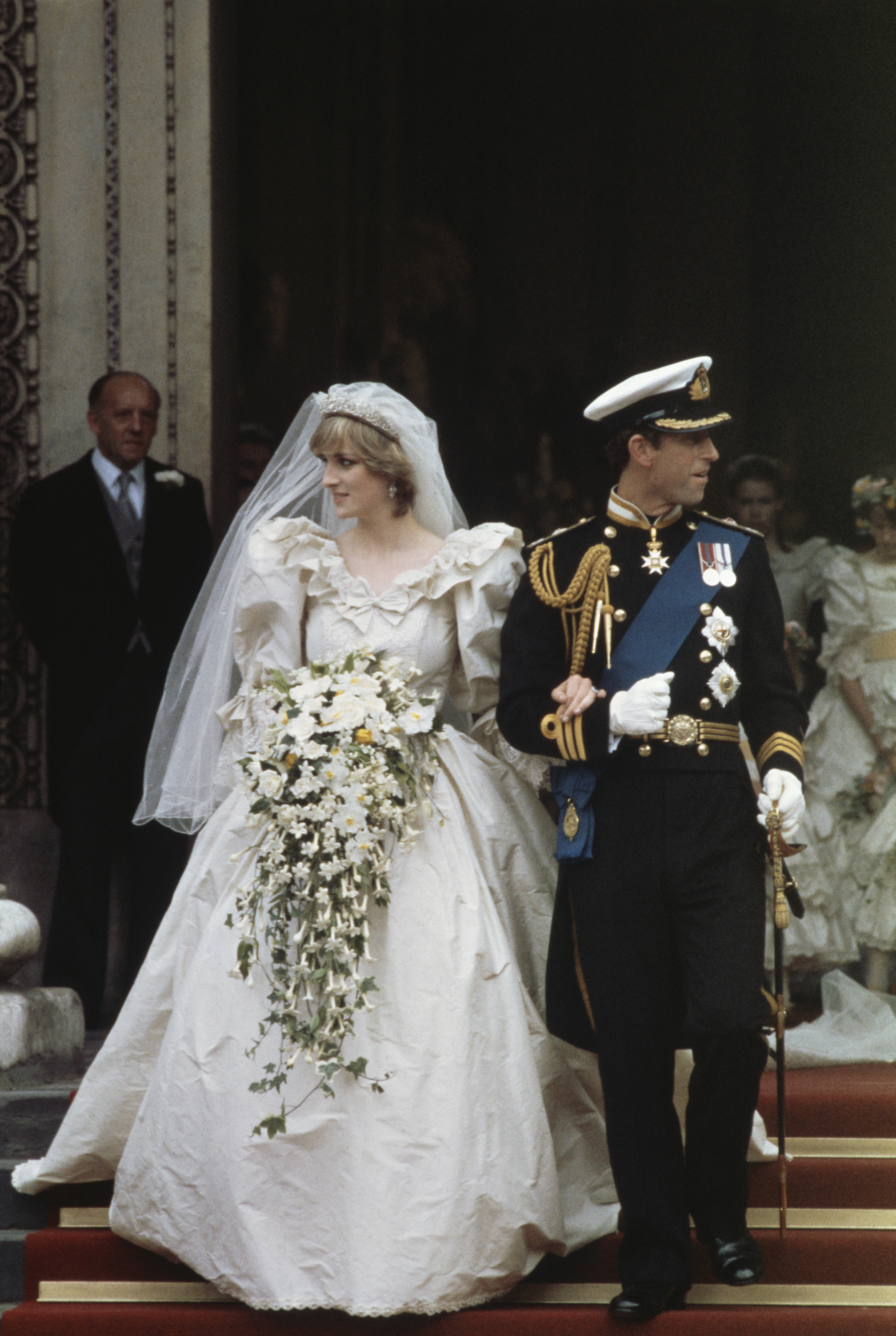 Prinz Charles und Lady Diana Spencer verlassen am 29. Juli 1981 die St. Paul's Cathedral in London, England. | Quelle: Getty Images