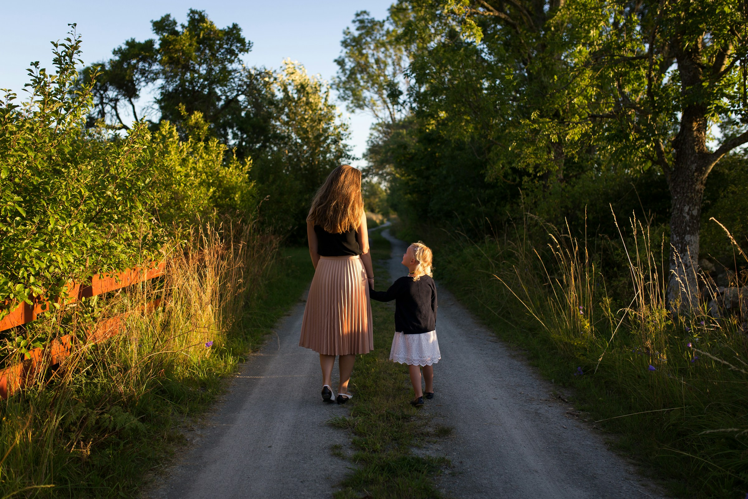 Eine Frau mit einem kleinen Mädchen | Quelle: Unsplash