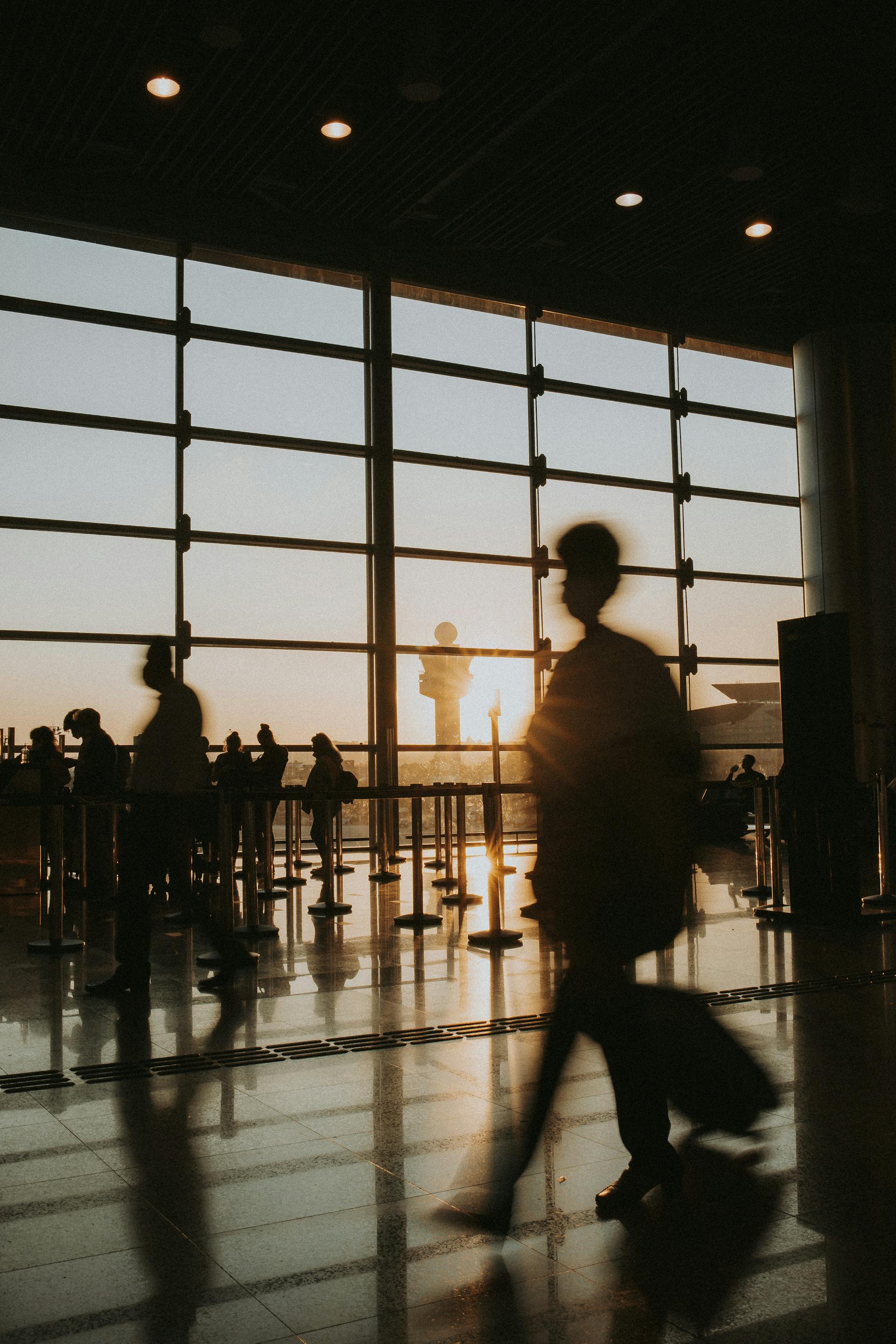 Menschen, die in einen Flughafen gehen | Quelle: Pexels