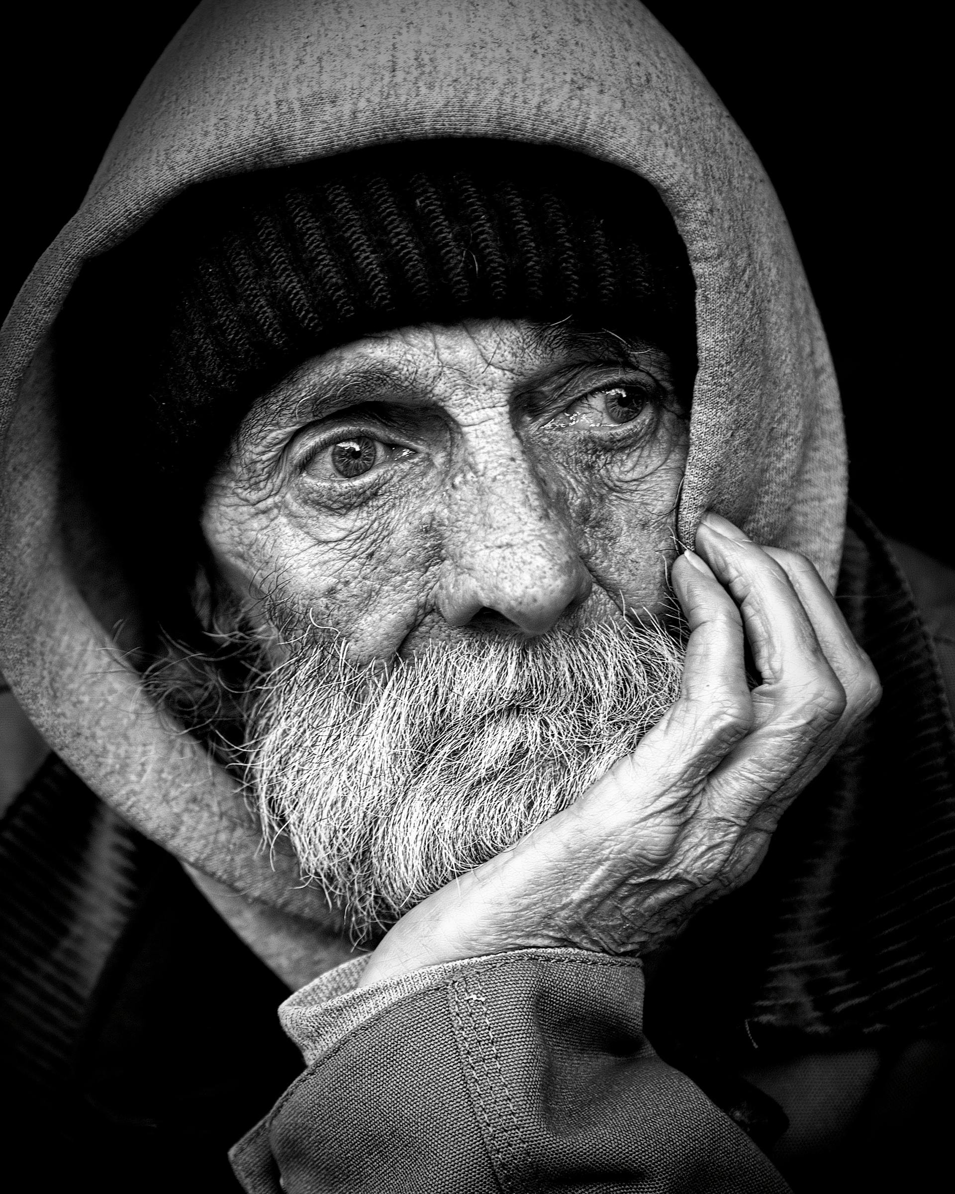 Ein Graustufenfoto eines älteren Mannes | Quelle: Pexels
