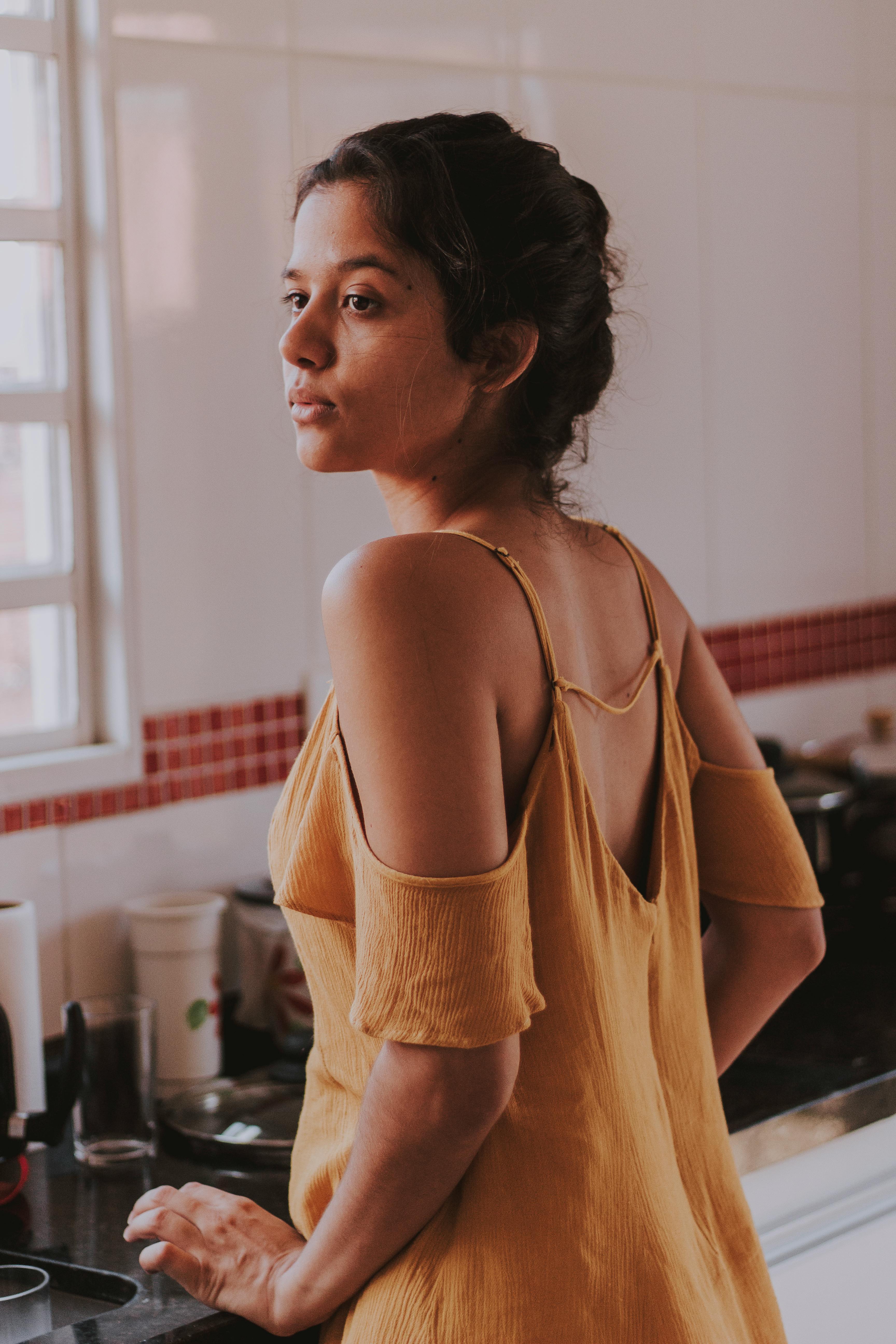 Eine Frau, die verärgert in der Küche steht | Quelle: Pexels
