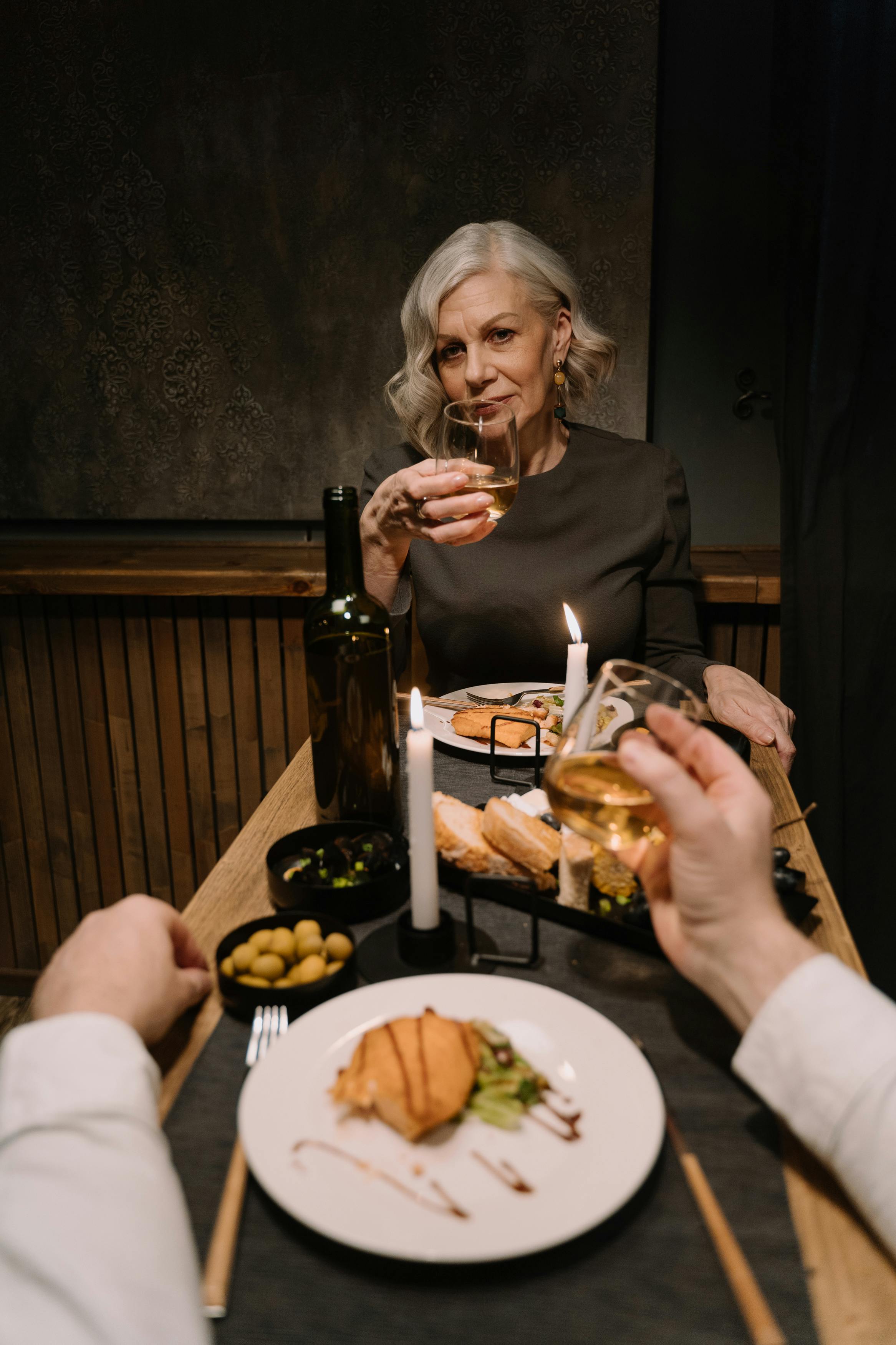 Überrumpelte ältere Frau mit einem Glas Wein in der Hand | Quelle: Pexels
