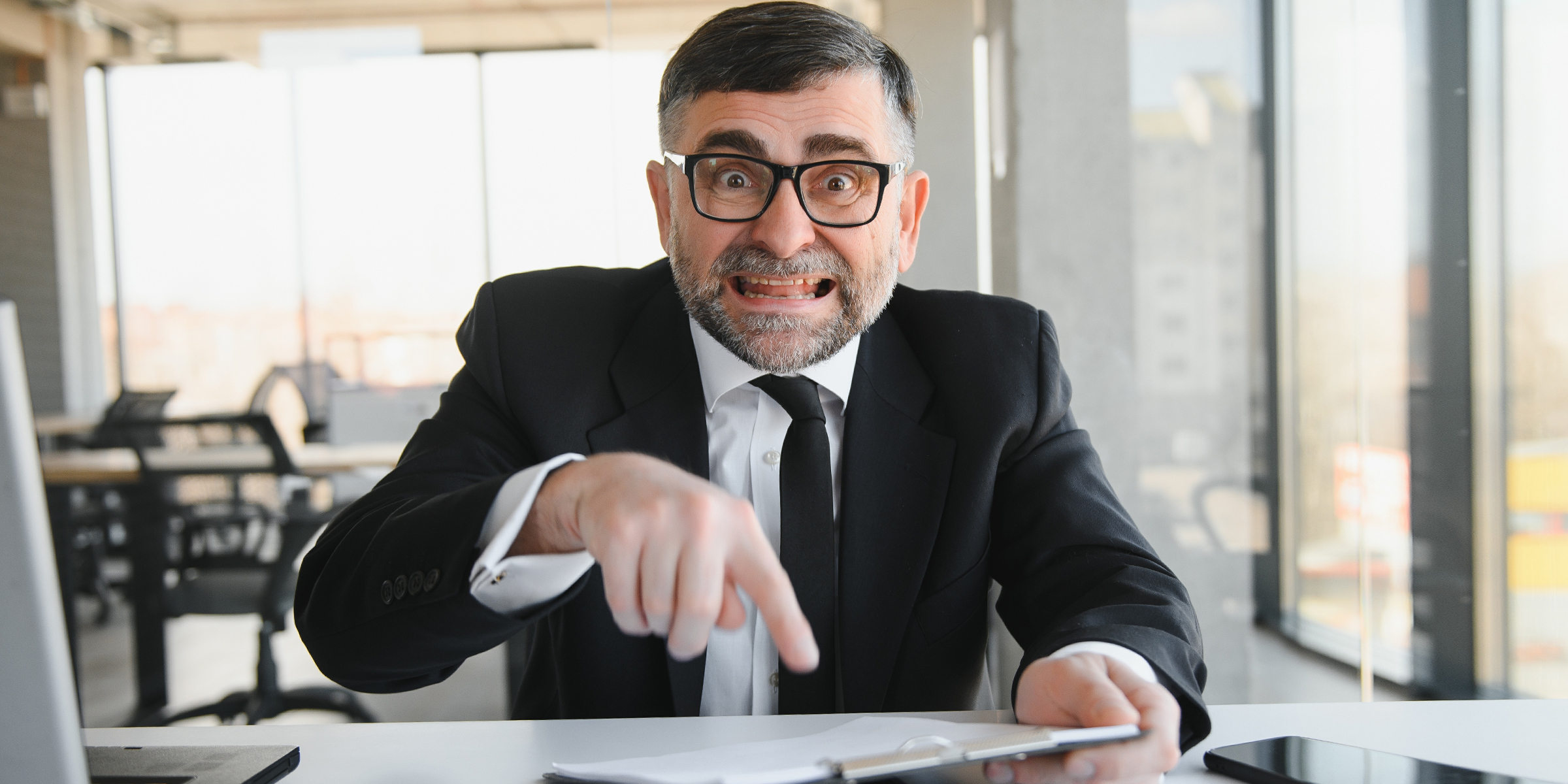 Ein wütender Chef in seinem Büro | Quelle: Shutterstock