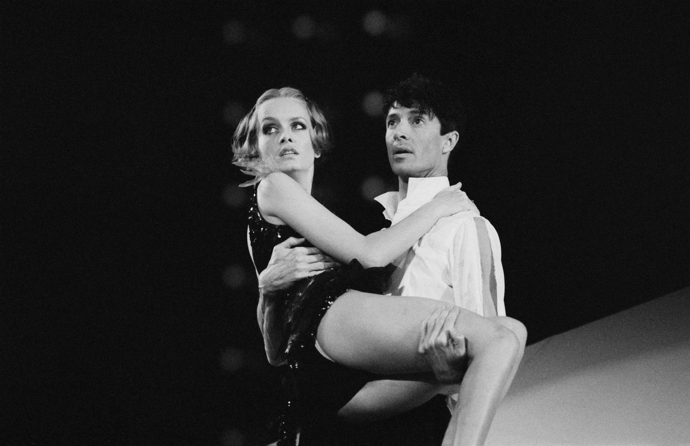 Das Model, die Schauspielerin und die Sängerin bei einem Auftritt mit Tommy Tune im Musical "My One and Only" am Broadway in New York am 7. November 1983. | Quelle: Getty Images