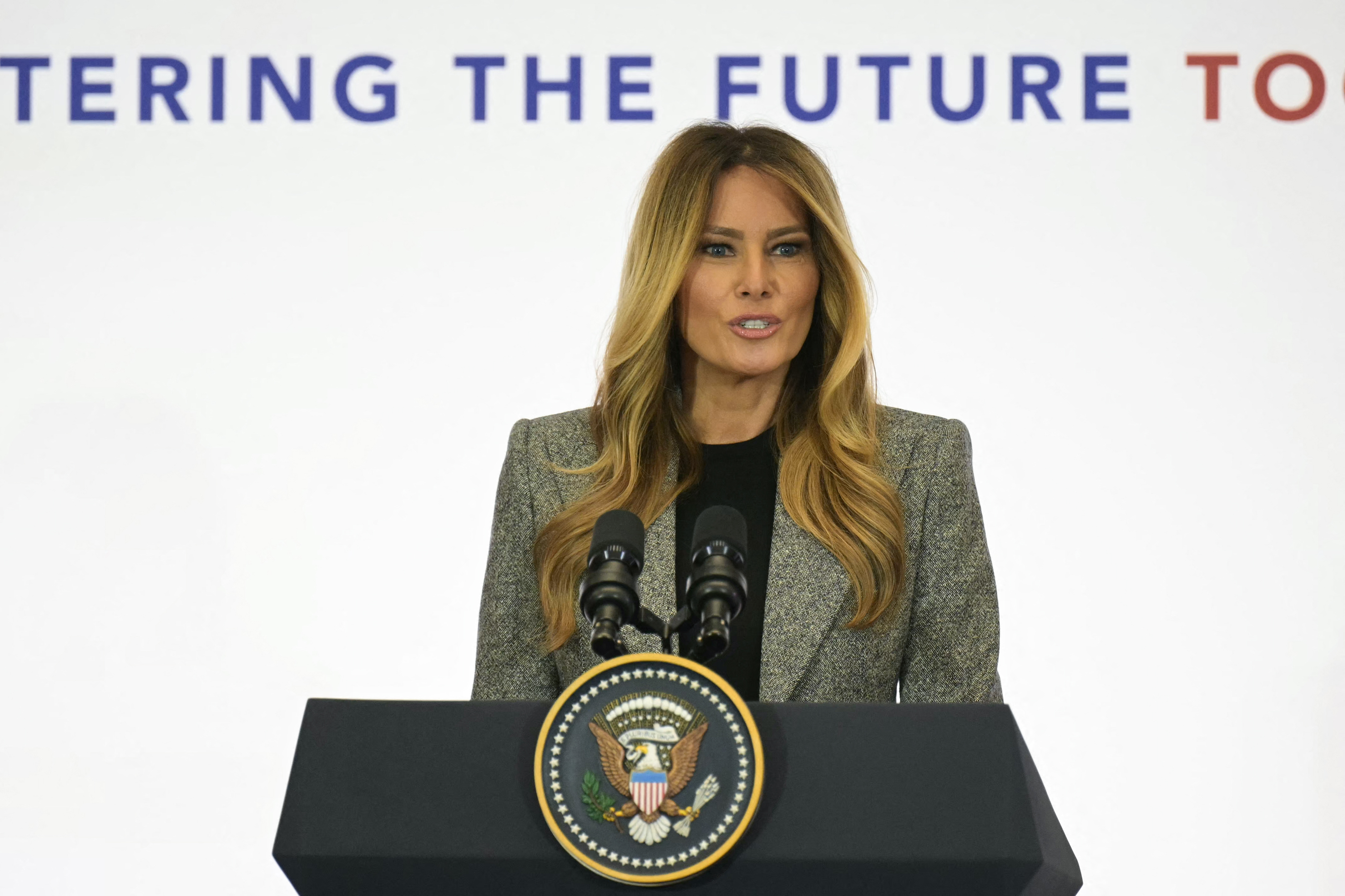 Melania hat Kinder und Jugendliche immer wieder in den Mittelpunkt ihres öffentlichen Engagements gestellt, von Bildungs- und Technologieinitiativen bis hin zu Gesetzen zur Online-Sicherheit. | Quelle: Getty Images