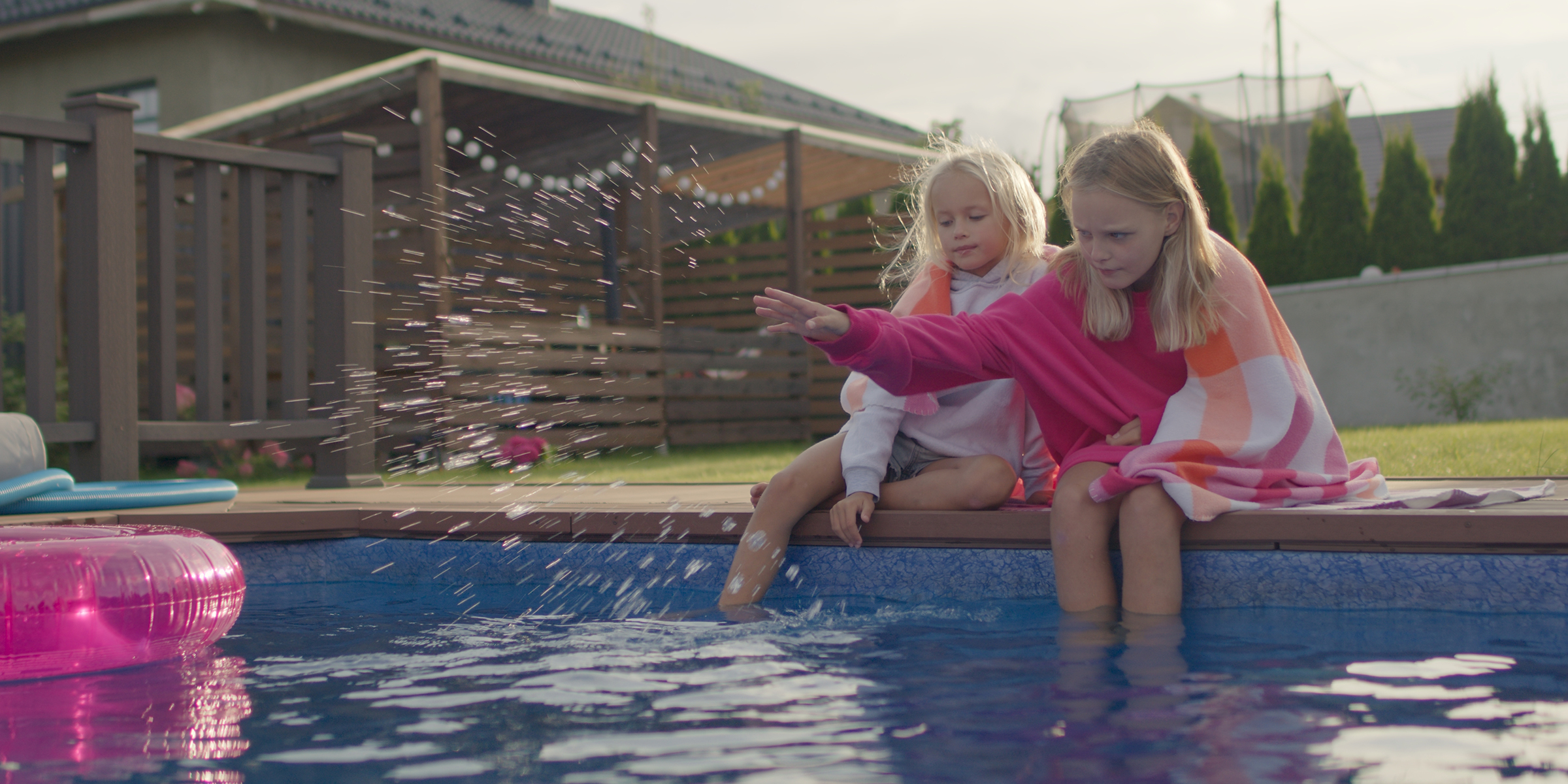 Kinder spielen am Pool | Quelle: Shutterstock