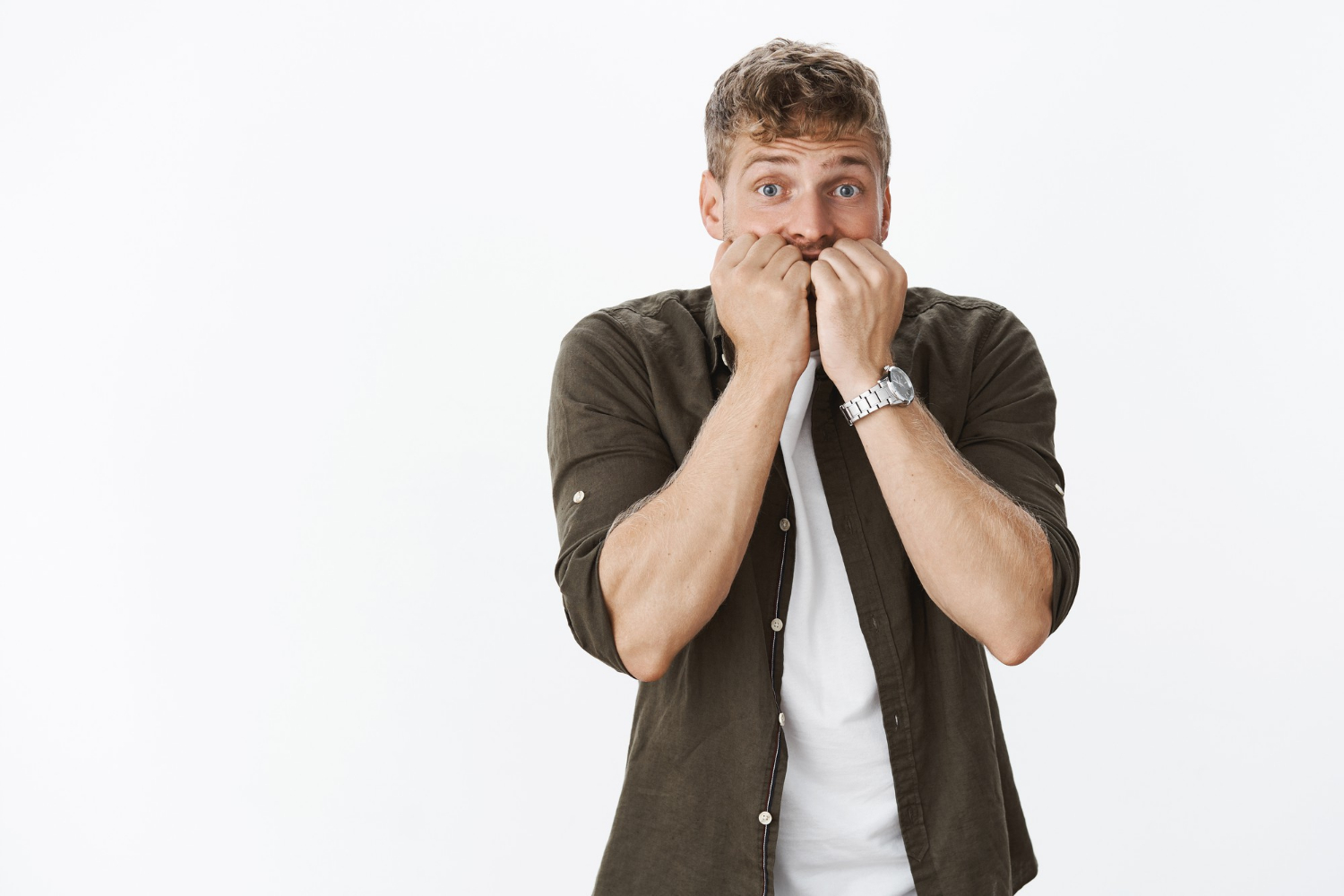 Ein aufgeschreckter Mann | Quelle: Freepik