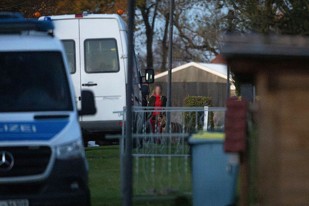 06. November 2025, Mecklenburg-Vorpommern, Güstrow: Eine Tatverdächtige ist vor ihrem Wohnhaus zu sehen. Fast vier Wochen nach dem gewaltsamen Tod des achtjährigen Fabian aus Güstrow wurde gegen eine Frau wegen dringenden Mordverdachts Haftbefehl erlassen. | Quelle: Getty Images