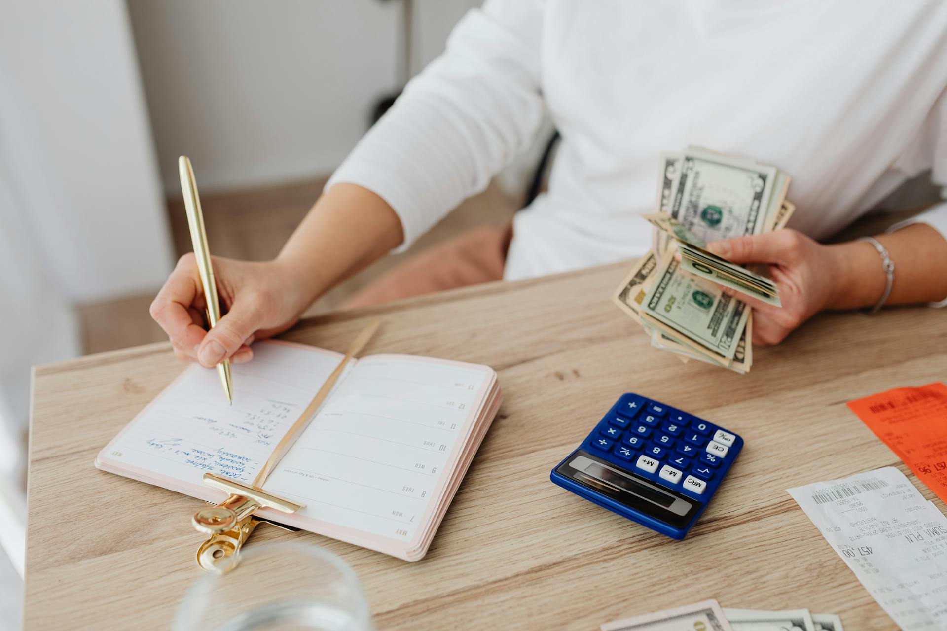 Eine Frau, die Geld spart | Quelle: Pexels