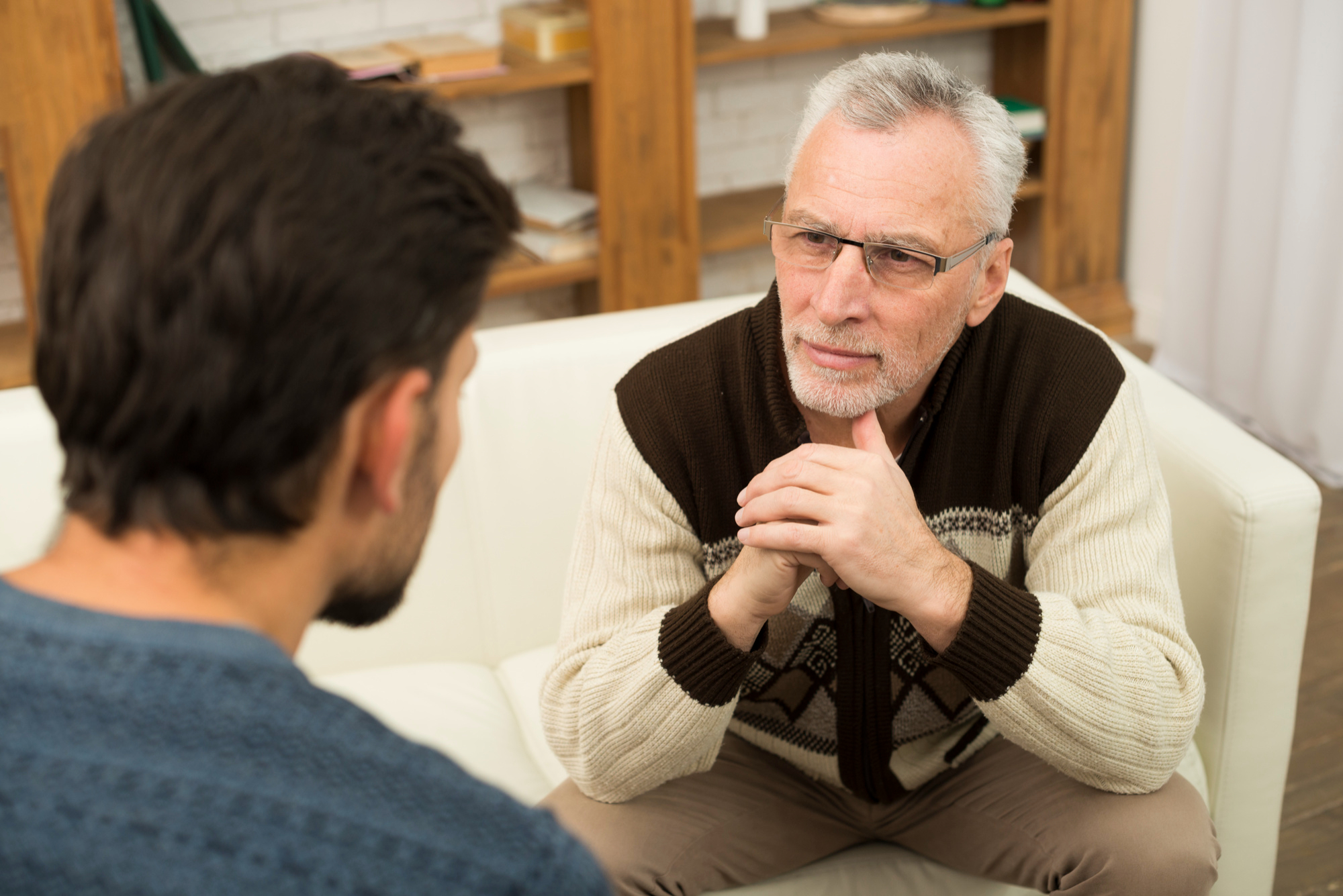 Zwei Männer führen ein intensives Gespräch | Quelle: Freepik