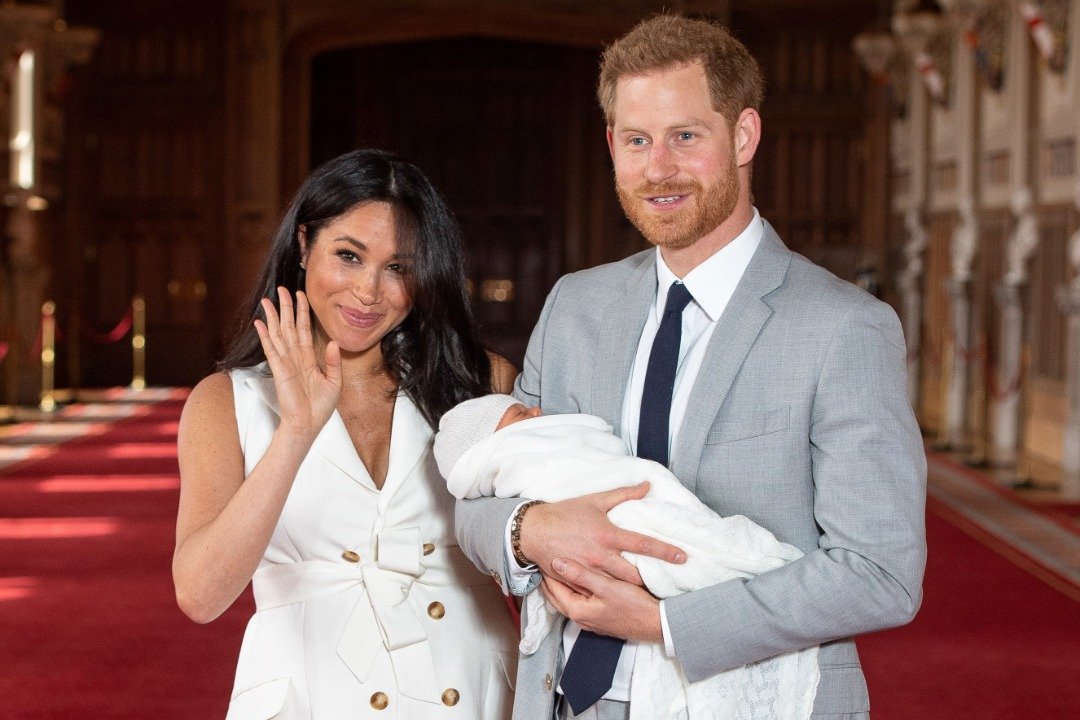 Der britische Prinz Harry und seine Frau Meghan posieren am 8. Mai 2019 für ein Foto mit ihrem neugeborenen Sohn Archie Harrison Mountbatten-Windsor in der St. George's Hall auf Schloss Windsor in Windsor, westlich von London | Quelle: Getty Images