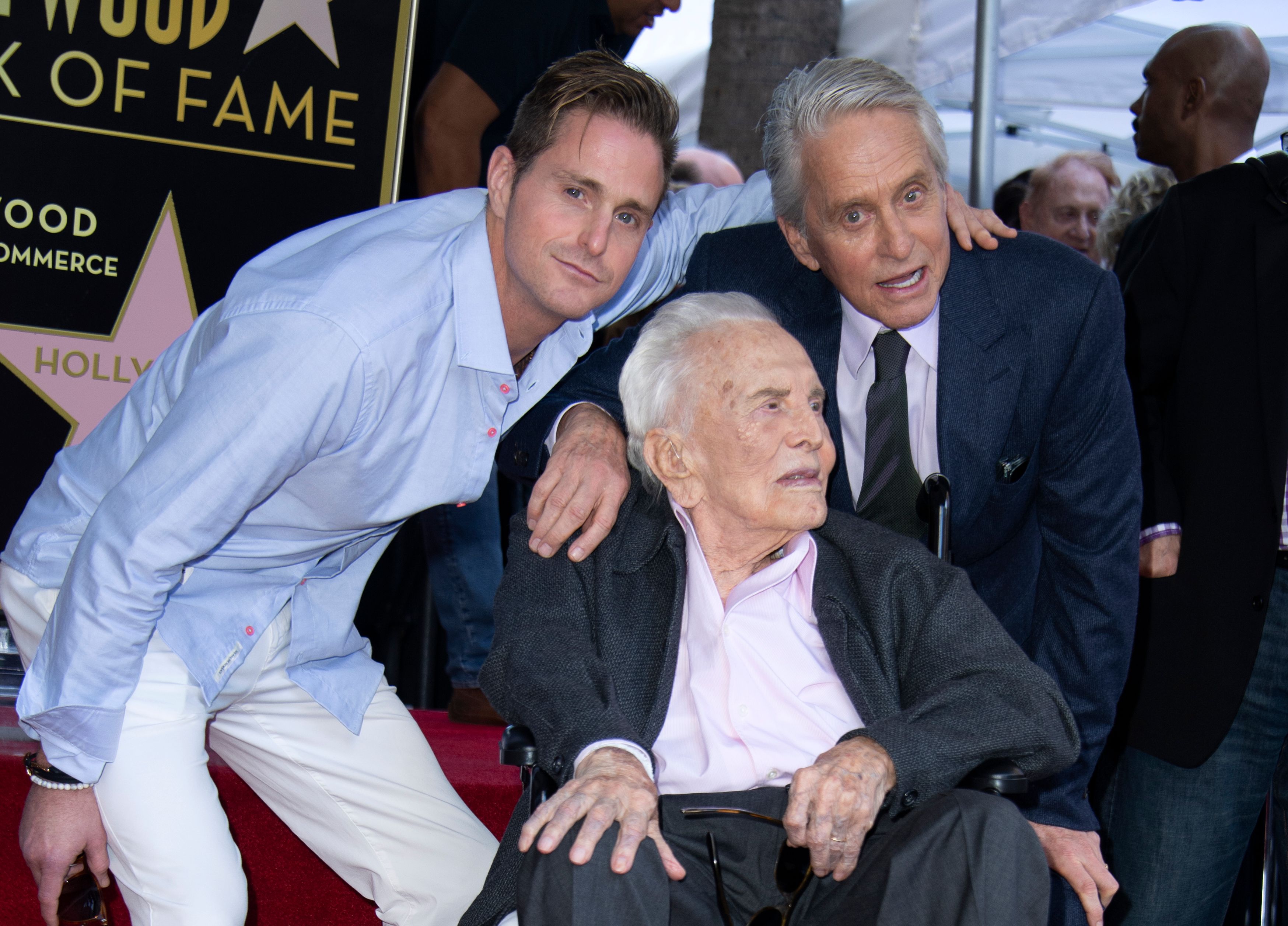 Cameron, Kirk und Michael Douglas nehmen an der Ehrung des Schauspielers Michael Douglas mit einem Stern auf dem Hollywood Walk of Fame in Hollywood, Kalifornien, am 6. November 2018 teil: Getty Images