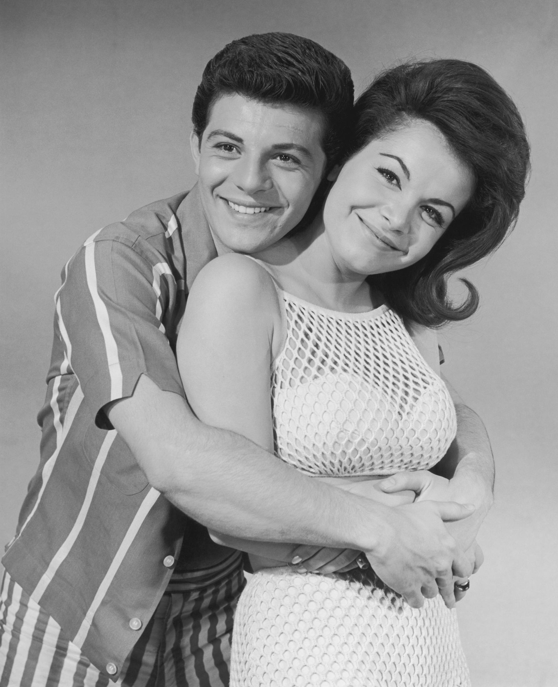 Der Schauspieler und Annette Funicello umarmen sich am 1. Januar 1962 | Quelle: Getty Images