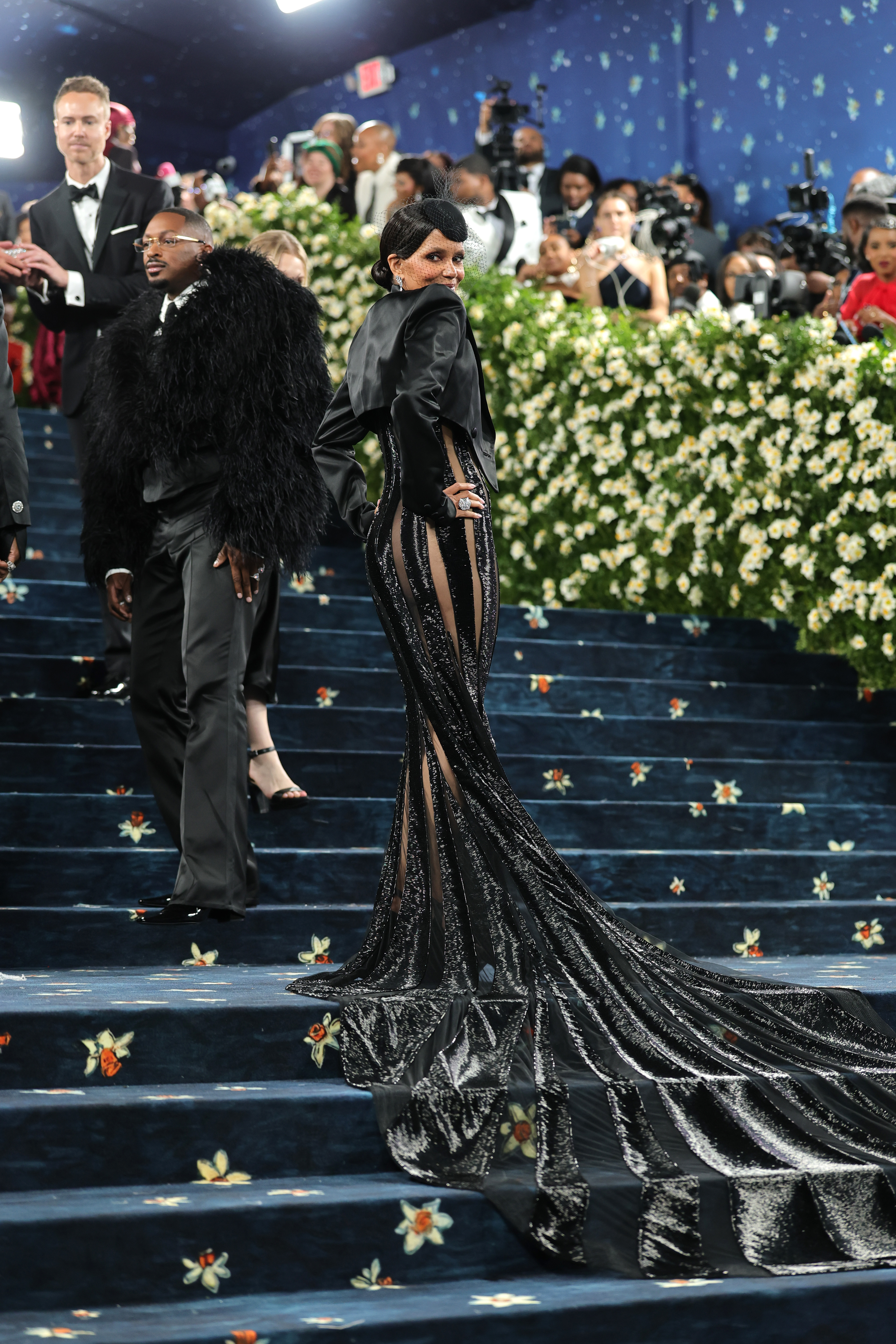 Halle Berry posiert auf den Stufen der Met während ihres Auftritts auf der Veranstaltung am 5. Mai 2025 in New York | Quelle: Getty Images