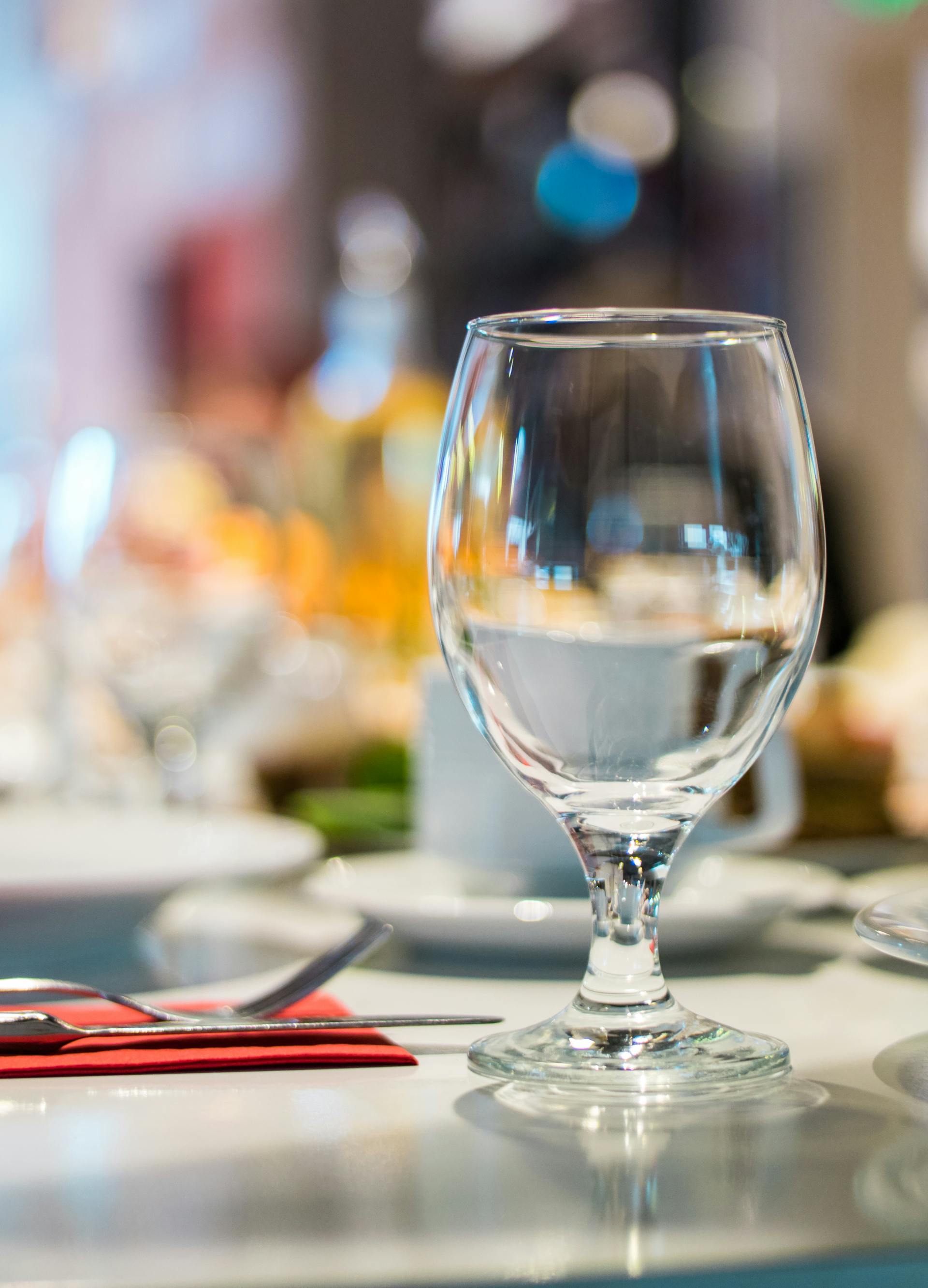 Ein Glas auf einem Tisch | Quelle: Pexels
