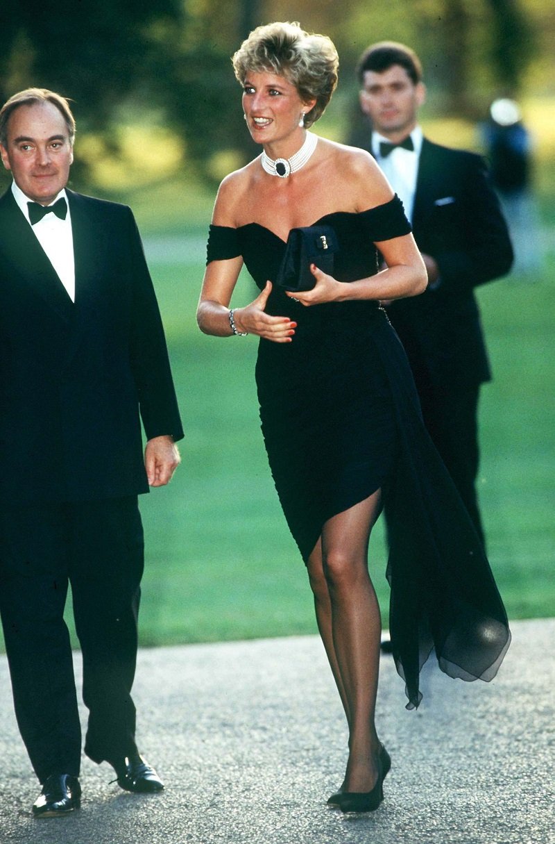 Prinzessin Diana trägt das "Rache-Kleid" in der Serpentine Gallery in London am 29. Juni 1994 | Quelle: Getty Images