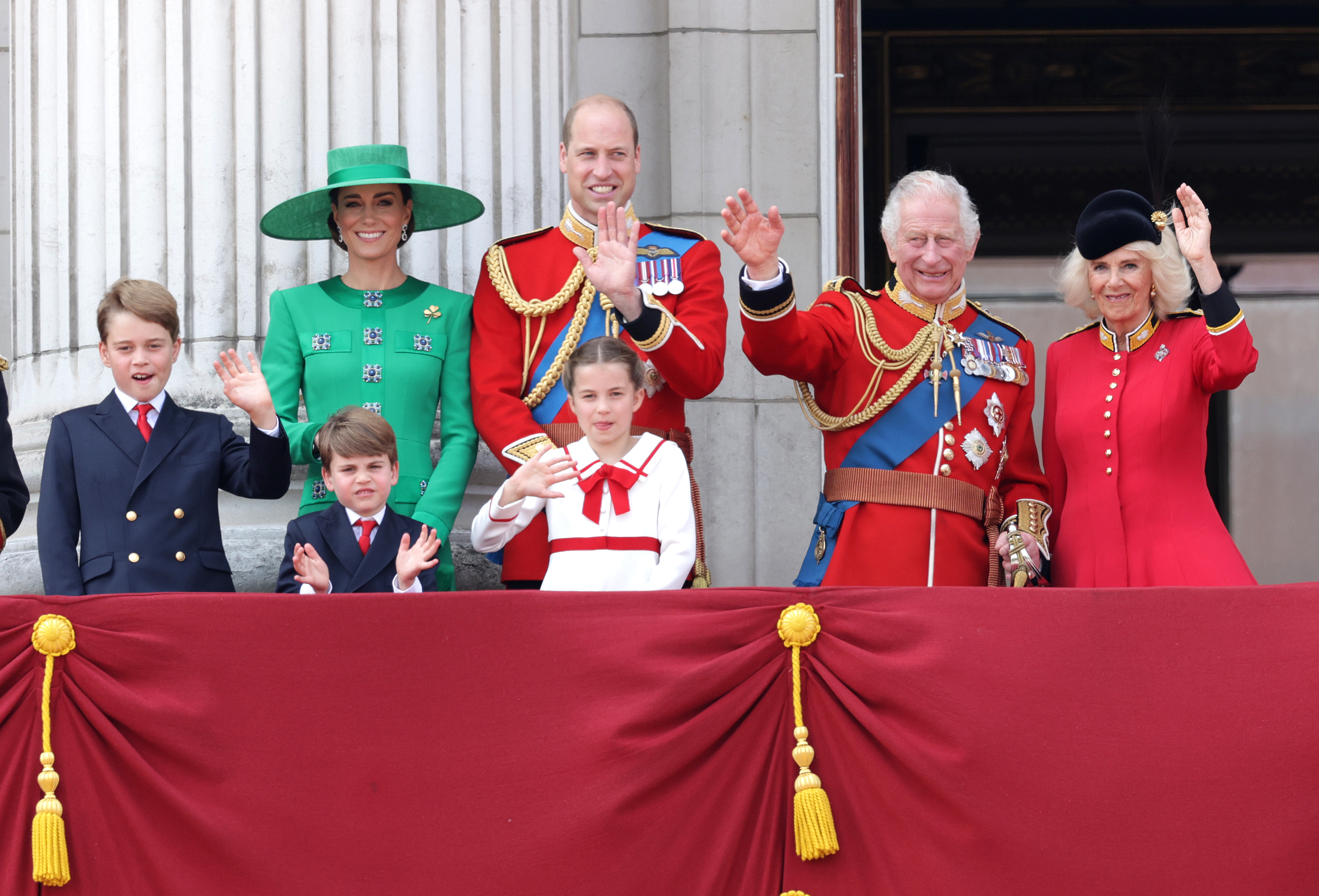 Prinz Louis, Prinzessin Charlotte, Prinz George, Prinzessin Catherine, Prinz William, Königin Camilla und König Charles III. auf dem Balkon des Buckingham Palace während des Trooping the Colour am 17. Juni 2023 in London, England | Quelle: Getty Images