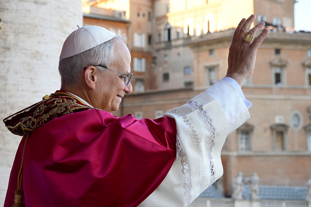 Der neu gewählte Papst Leo XIV, Robert Prevost, spricht zur Menge auf dem Hauptbalkon der zentralen Loggia mit Blick auf den Petersplatz am 08. Mai 2025 in der Vatikanstadt, Vatikan