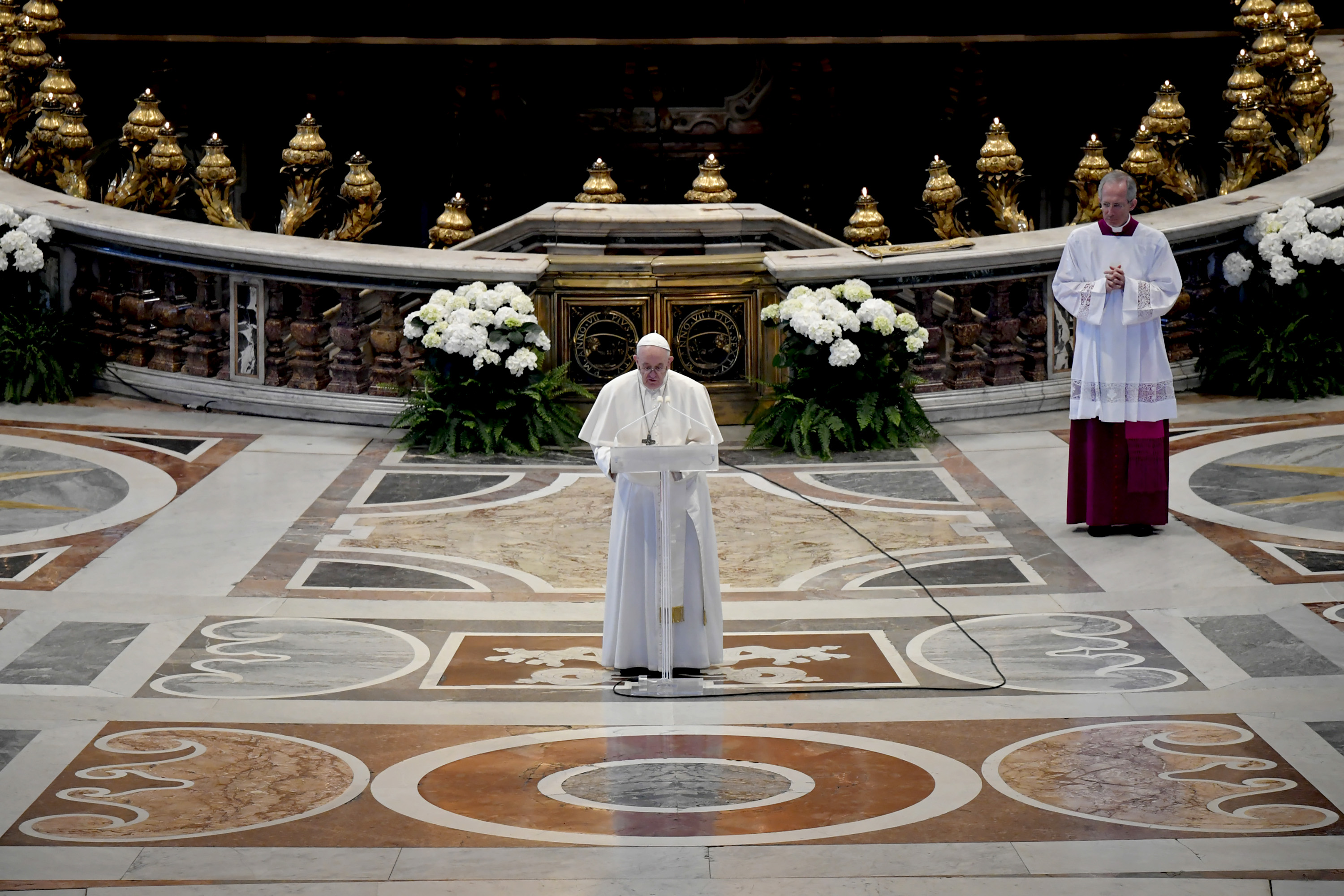 Papst Franziskus während der Ostermesse im Petersdom am 12. April 2020 in der Vatikanstadt. | Quelle: Getty Images