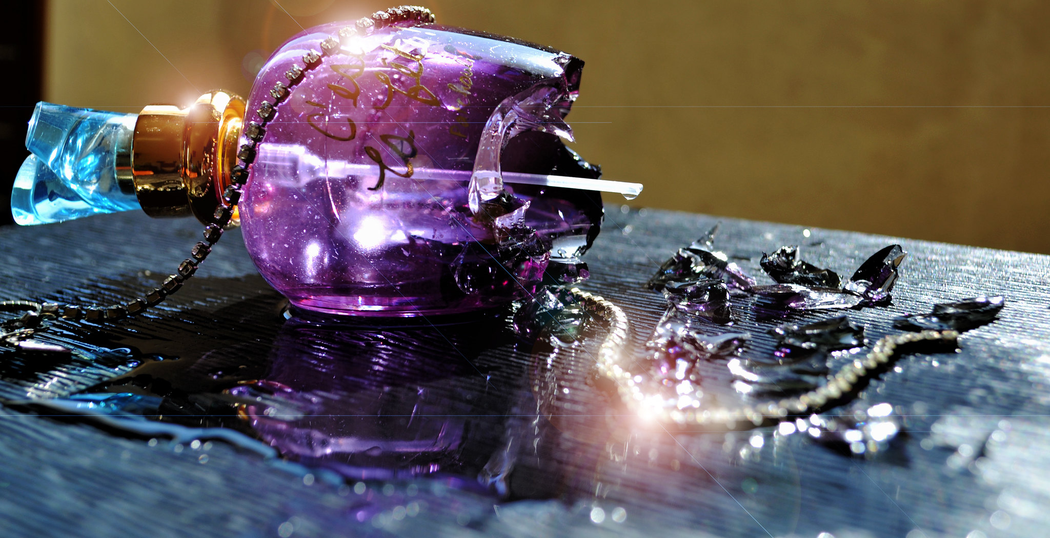 Zerbrochene Parfümflasche | Quelle: Flickr