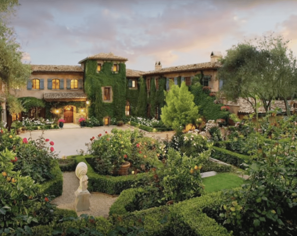 Das Außendesign von Meghan Markle und Prinz Harrys Herrenhaus im mediterranen Stil in Montecito, Kalifornien | Quelle: YouTube.com/ITV News