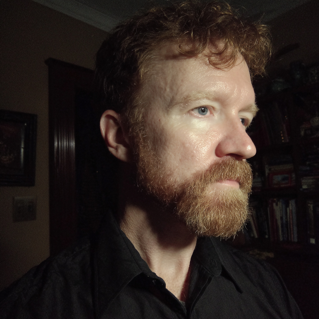 Ein Mann trägt ein schwarzes formelles Hemd | Quelle: Midjourney