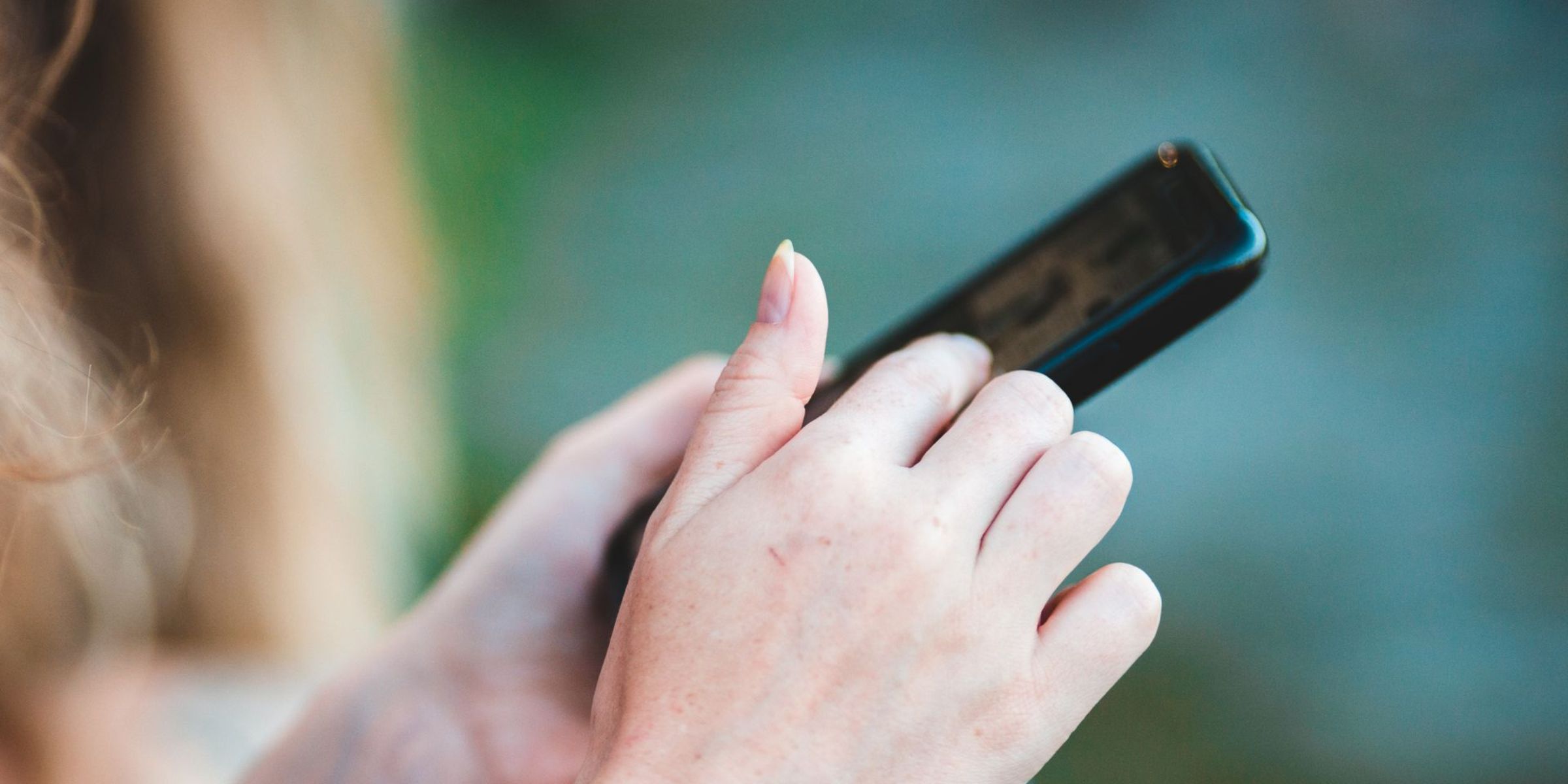 Eine Frau, die mit dem Handy telefoniert | Quelle: Pexels