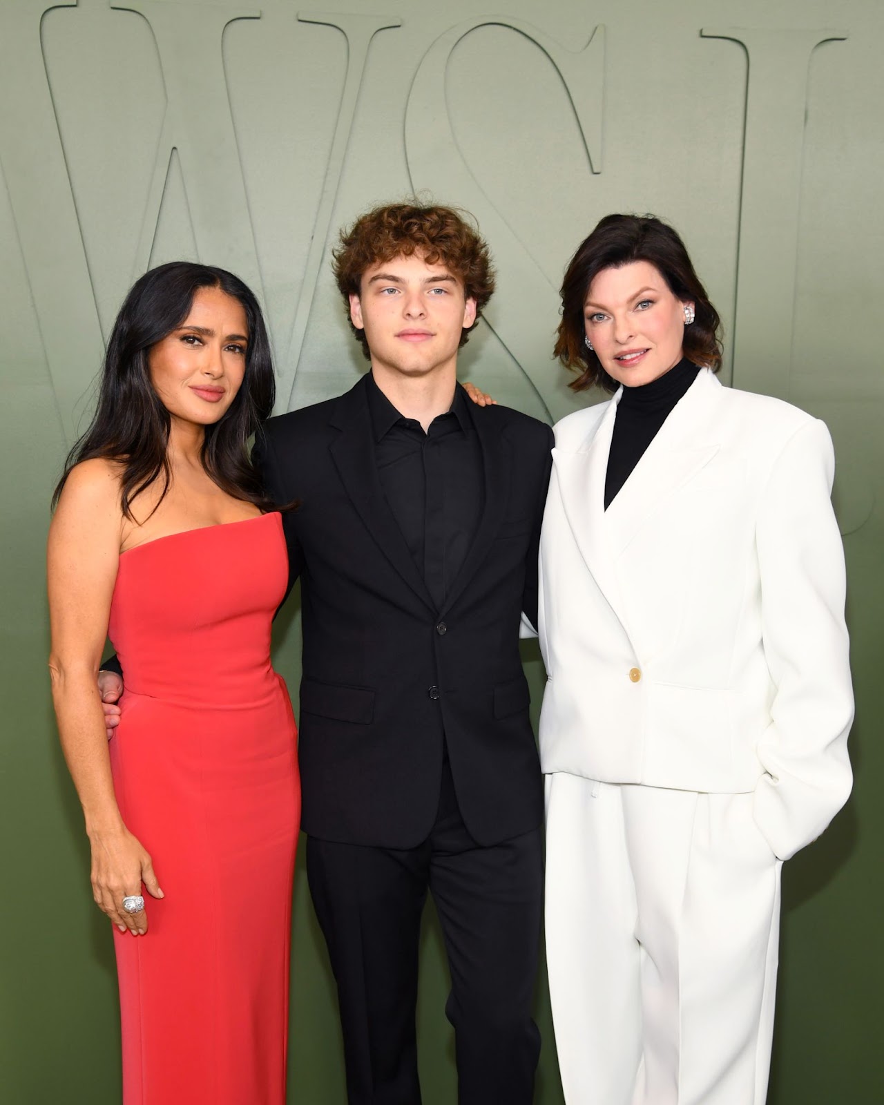 Salma Hayek, Augustin und Linda Evangelista nahmen an den WSJ. Magazine 2024 Innovator Awards am 29. Oktober in New York teil - ein stolzer Familienmoment, der ihre starke Bindung und Unterstützung füreinander unterstreicht. | Quelle: Getty Images