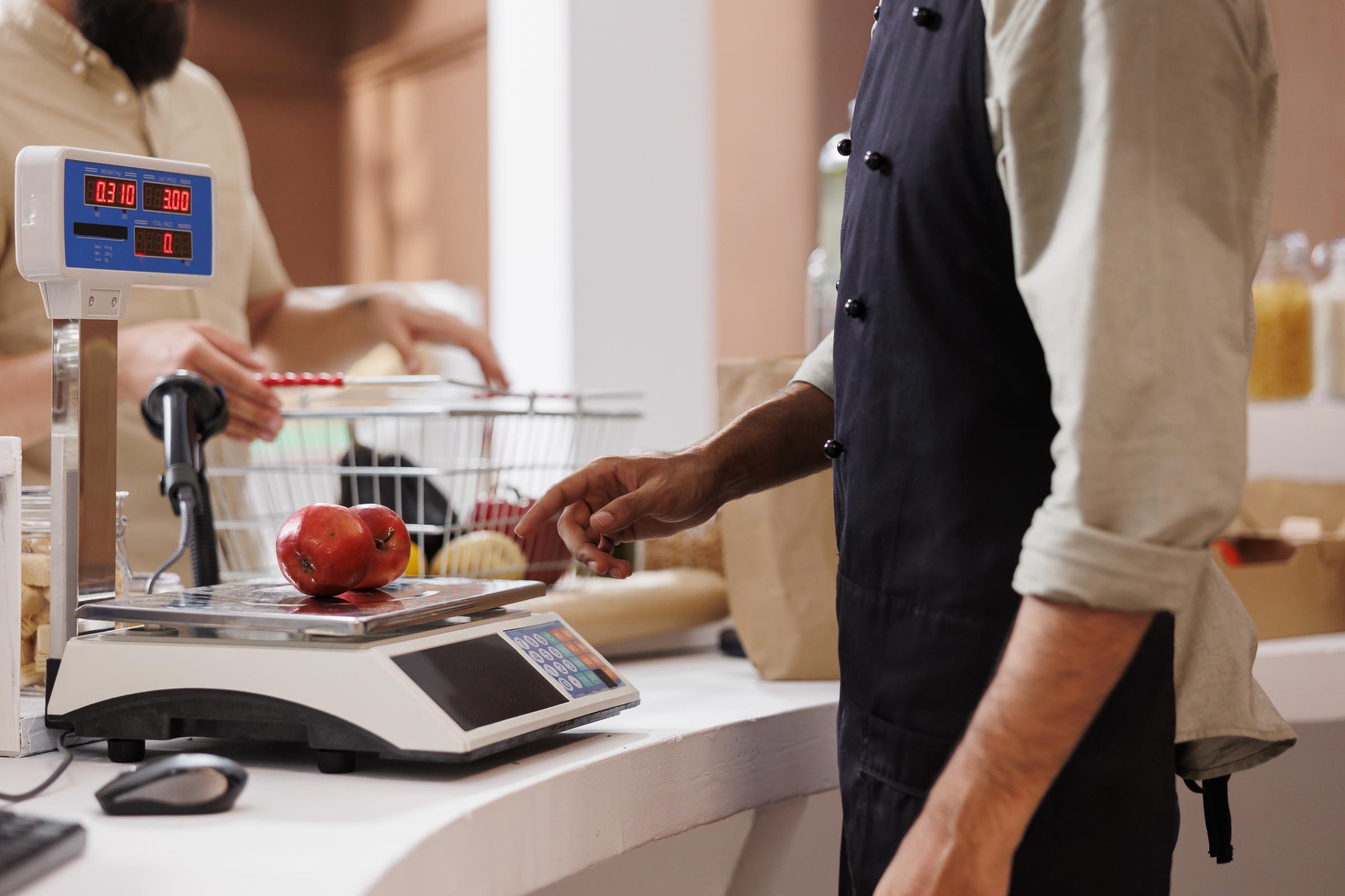 Die Schlange in einem Lebensmittelgeschäft | Quelle: Freepik