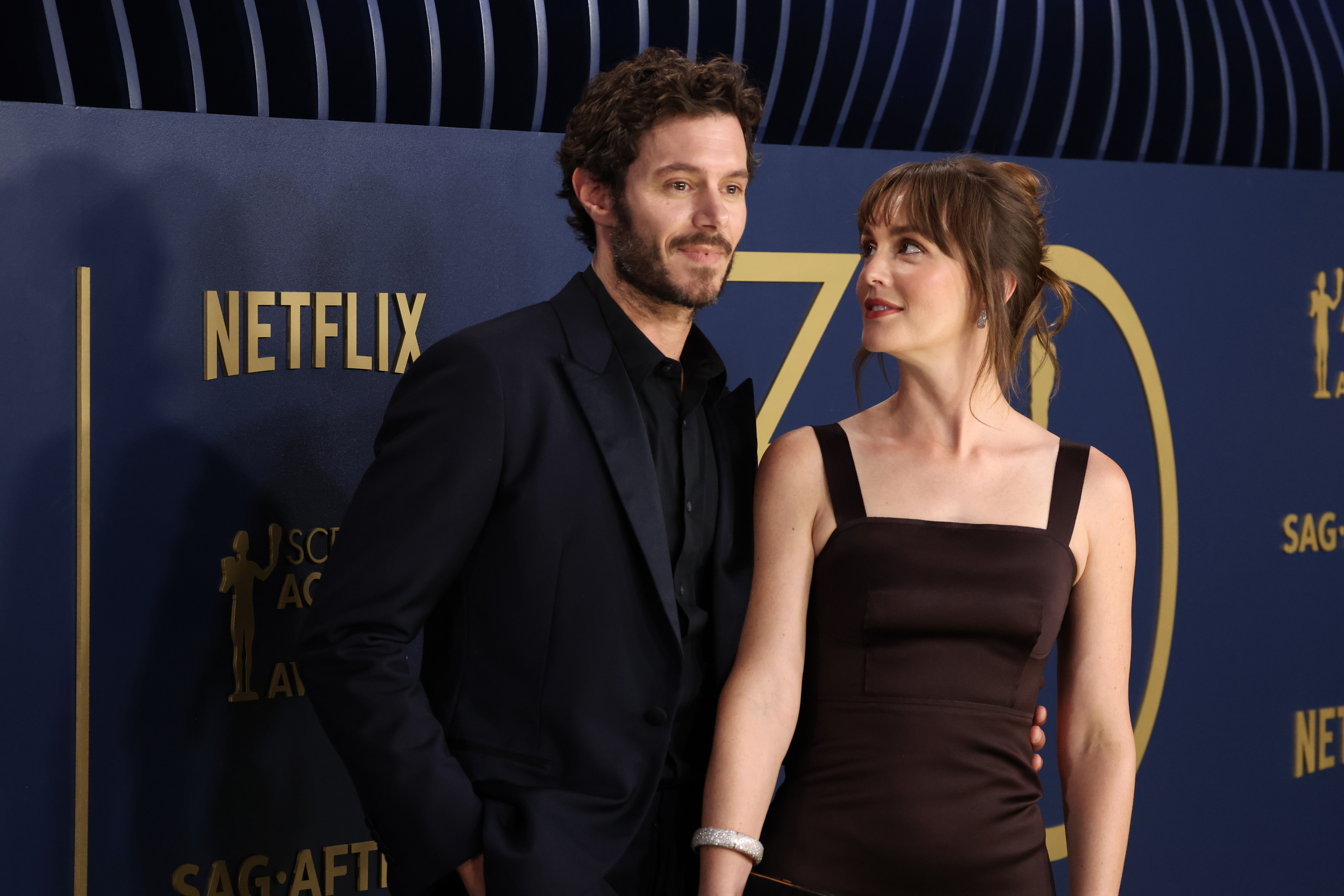 Adam Brody und Leighton Meester besuchen die 30th Annual Screen Actors Guild Awards im Shrine Auditorium and Expo Hall am 24. Februar 2024 in Los Angeles, Kalifornien. | Quelle: Getty Images