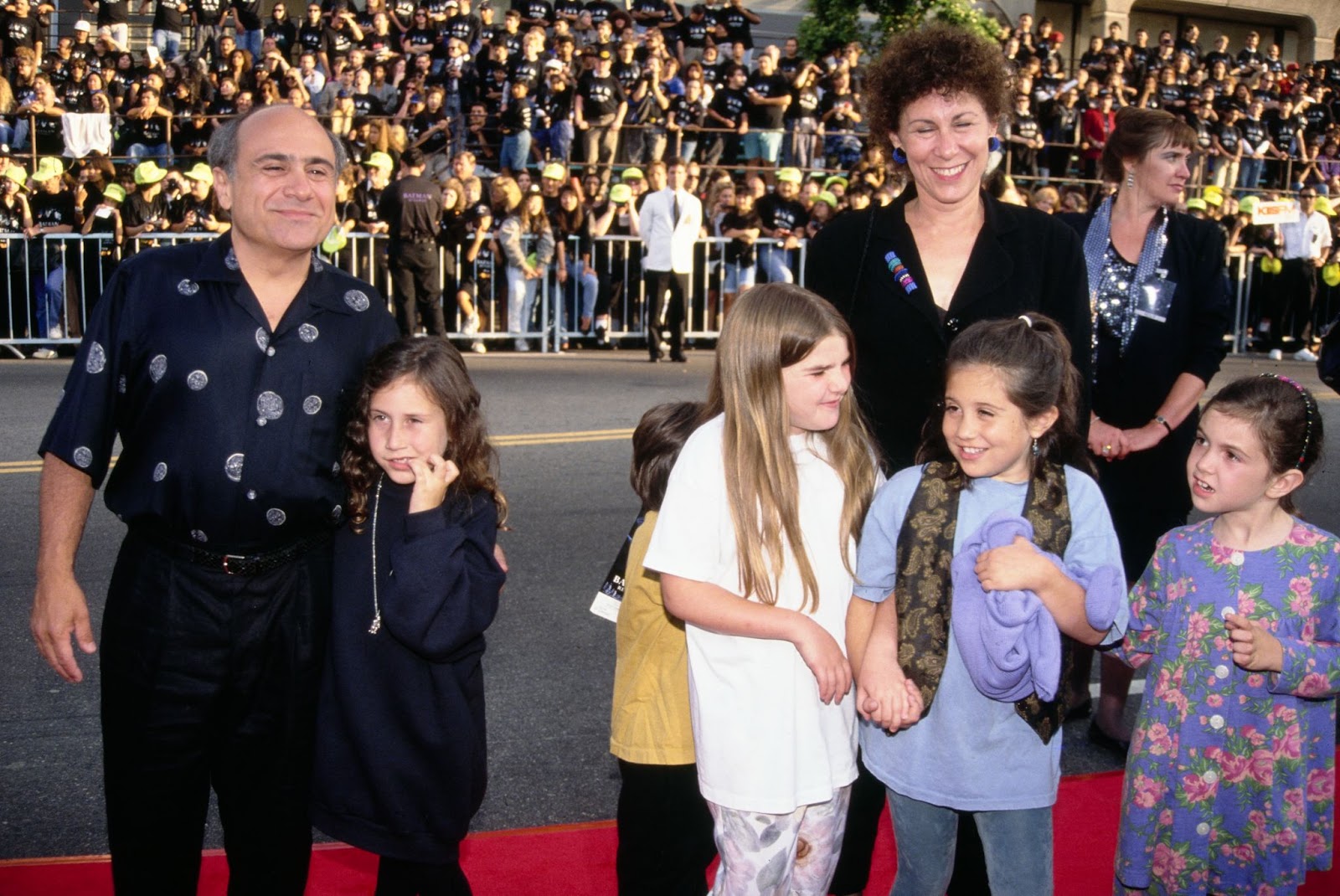 Danny DeVito und Rhea Perlman mit ihren Kindern und ihren Freunden bei der Premiere von "Batman Returns" in Los Angeles am 16. Juni 1992. | Quelle: Getty Images