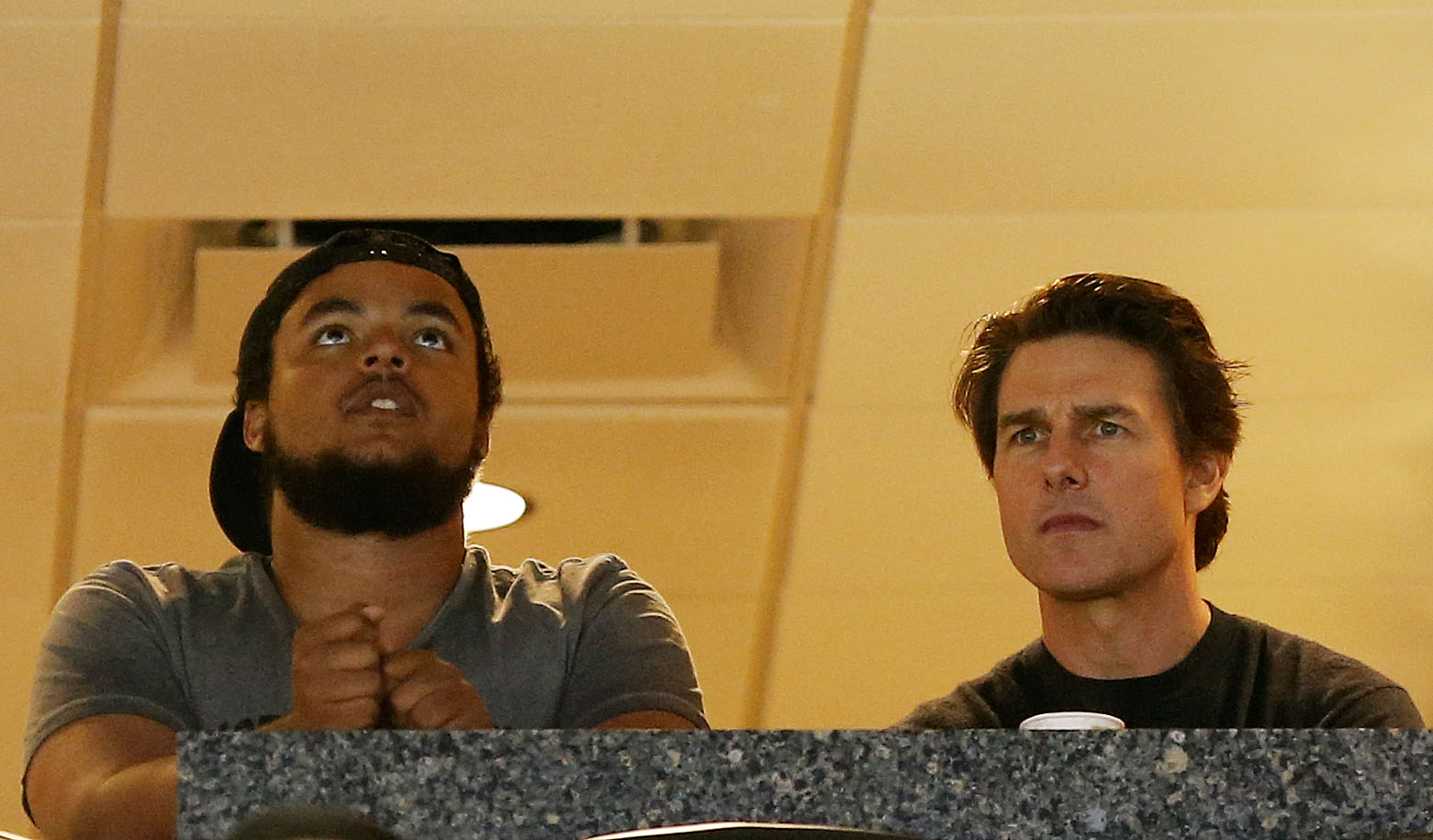 Connor und Tom Cruise in der Amalie Arena am 5. April 2015 in Tampa, Florida. | Quelle: Getty Images