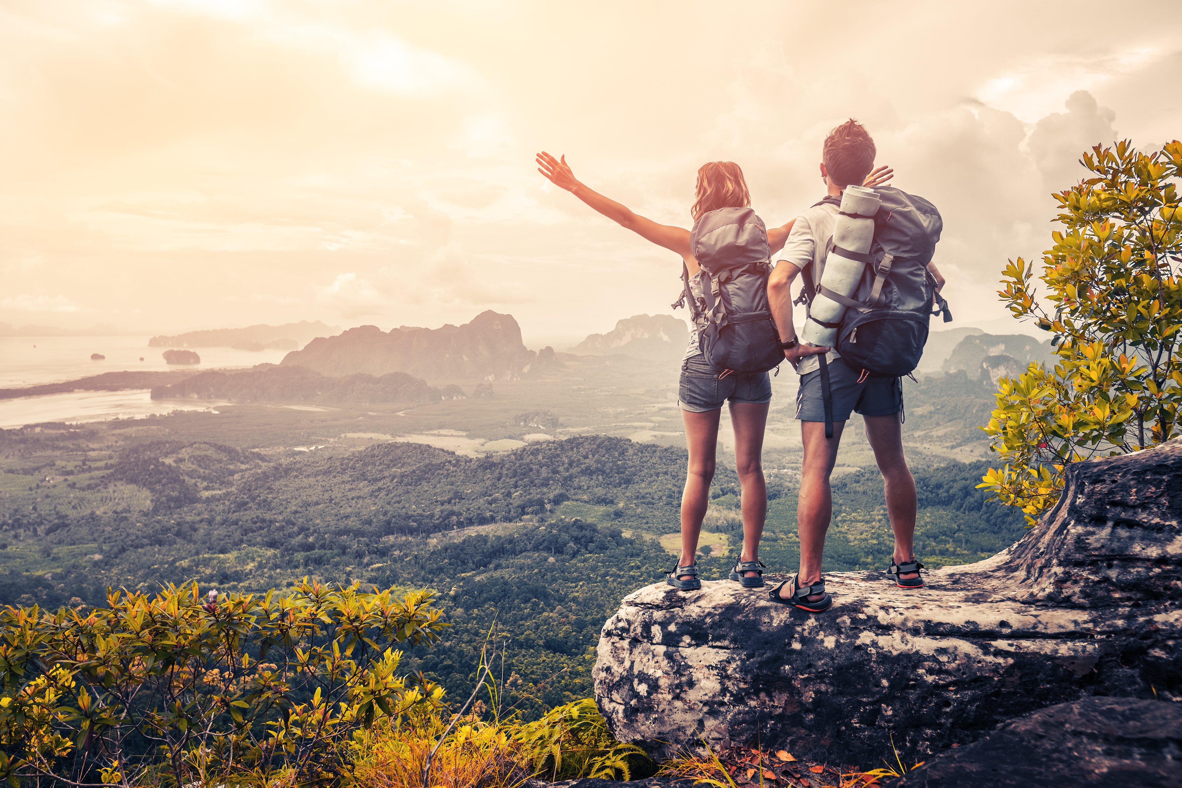 Ein Paar genießt die Aussicht, während es zusammen reist | Quelle: Shutterstock