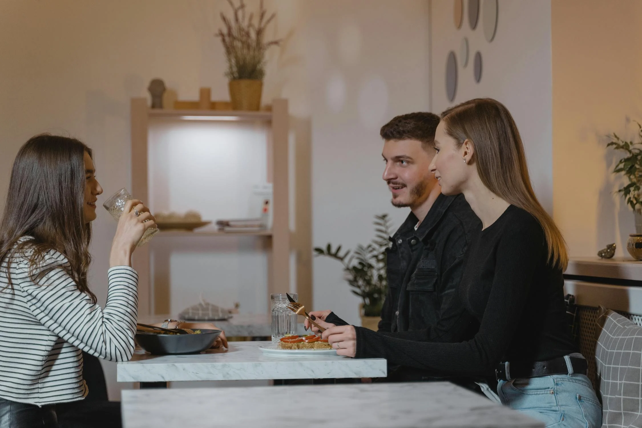 Eine Frau, die sich beim Essen unterhält | Quelle: Pexels